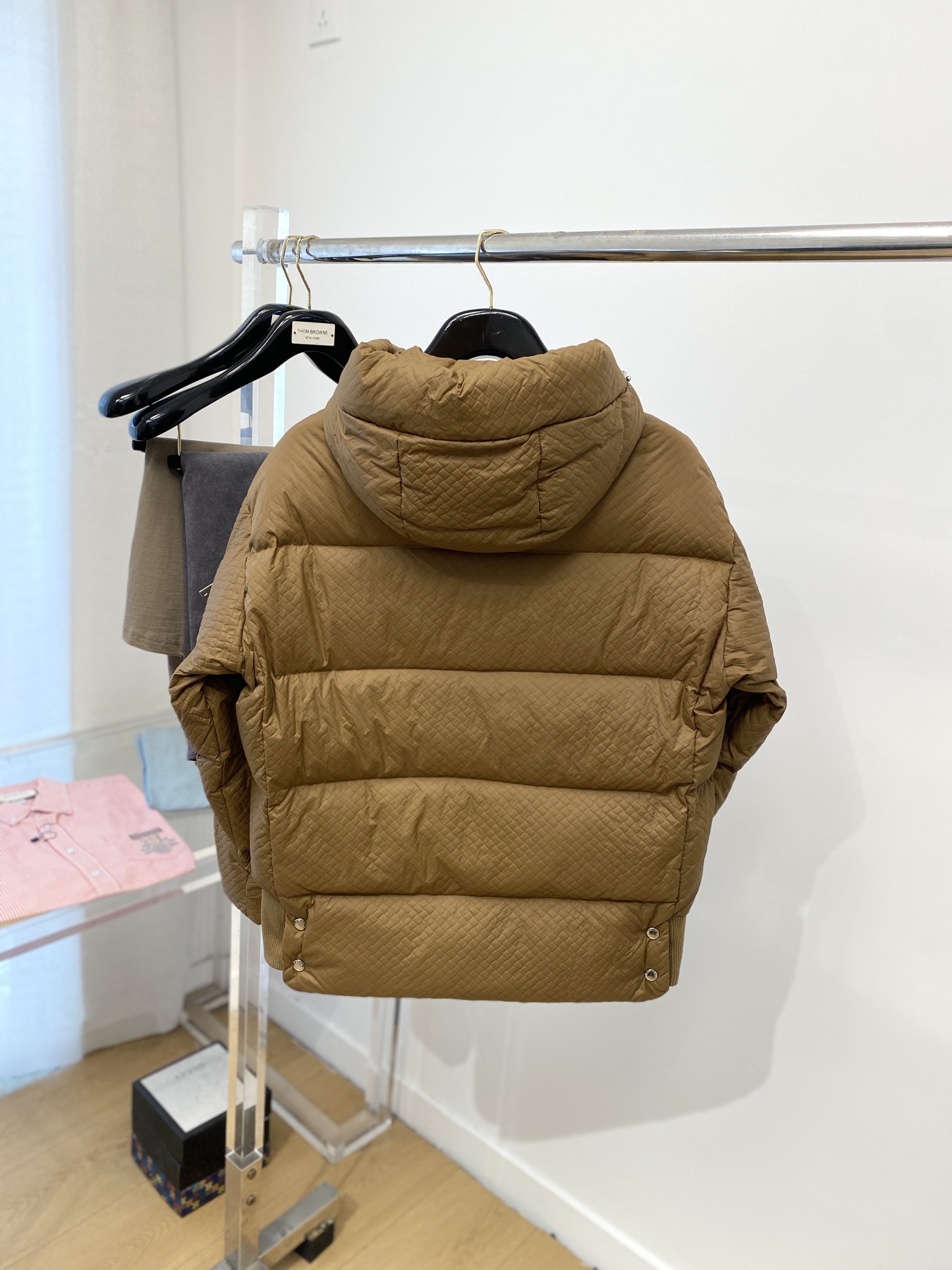 普拉达、最新款男士轻薄羽绒服、面料柔软舒适 ．上身版型超赞 ．拉链．辅料都是客供 、进口面料，轻便舒适，