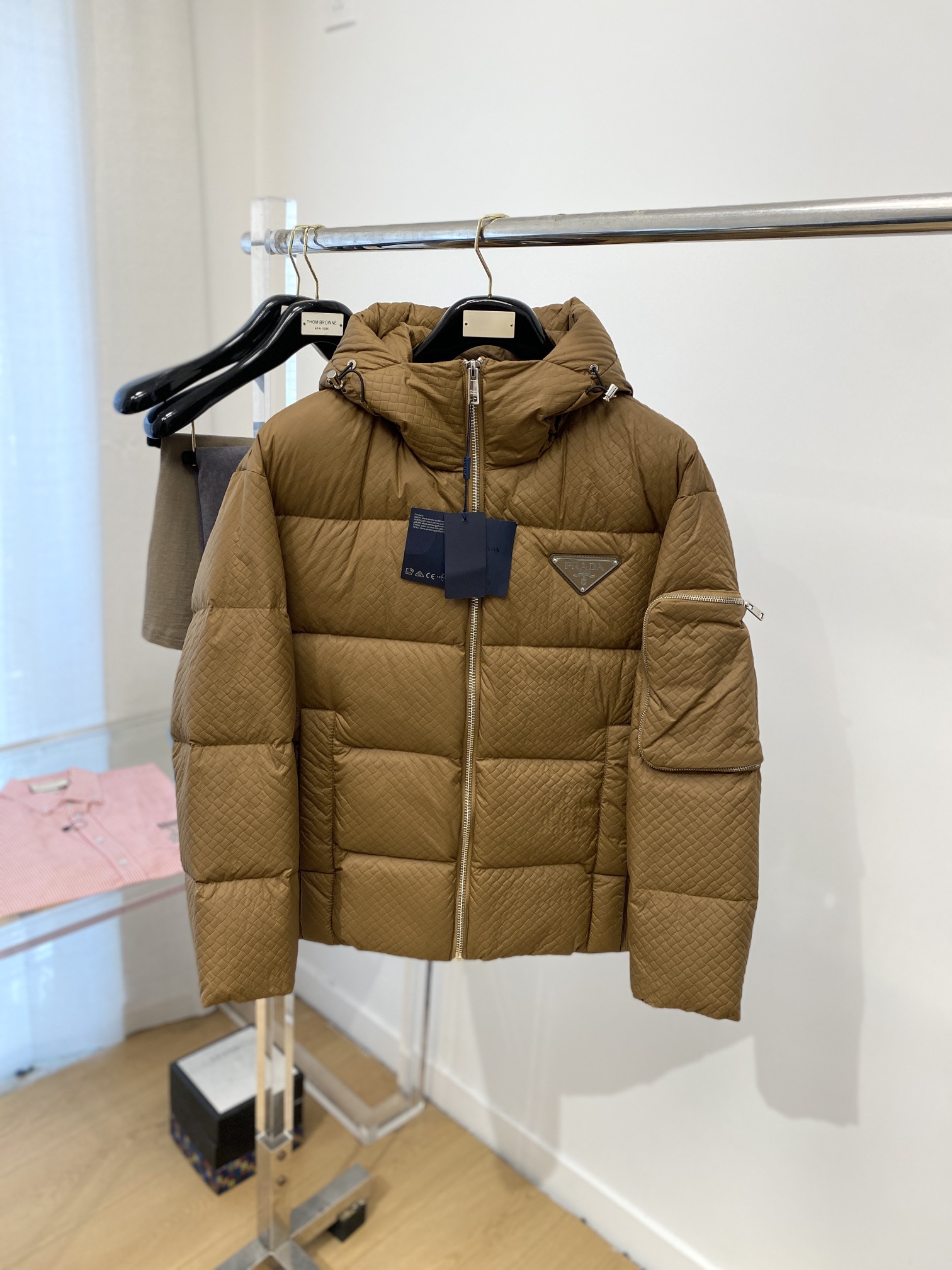 普拉达、最新款男士轻薄羽绒服、面料柔软舒适 ．上身版型超赞 ．拉链．辅料都是客供 、进口面料，轻便舒适，