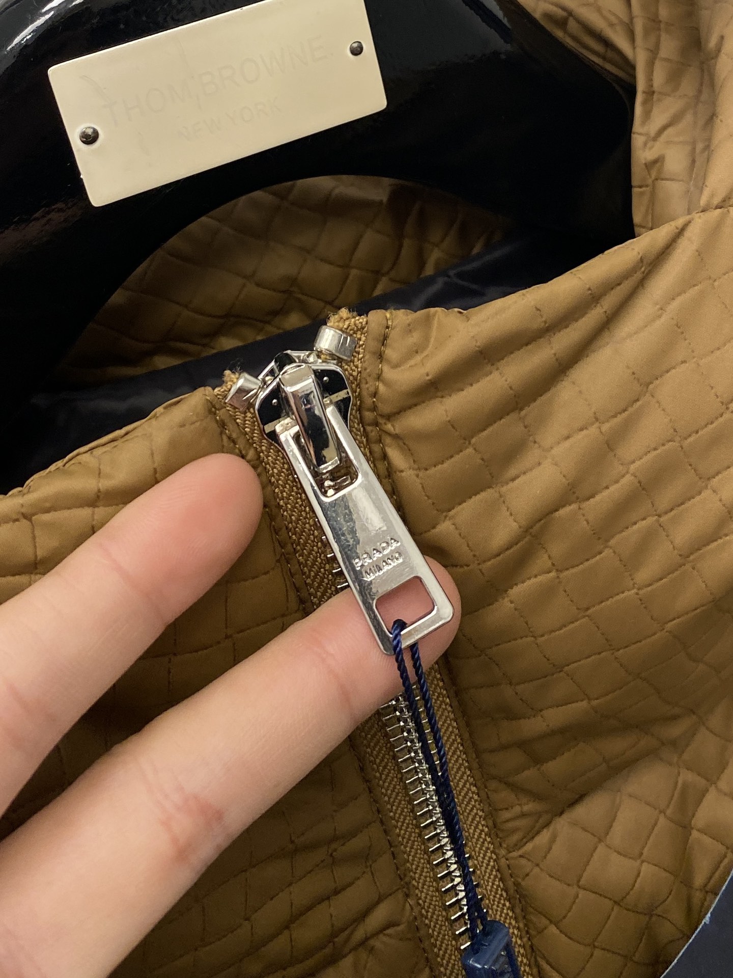 普拉达、最新款男士轻薄羽绒服、面料柔软舒适 ．上身版型超赞 ．拉链．辅料都是客供 、进口面料，轻便舒适，