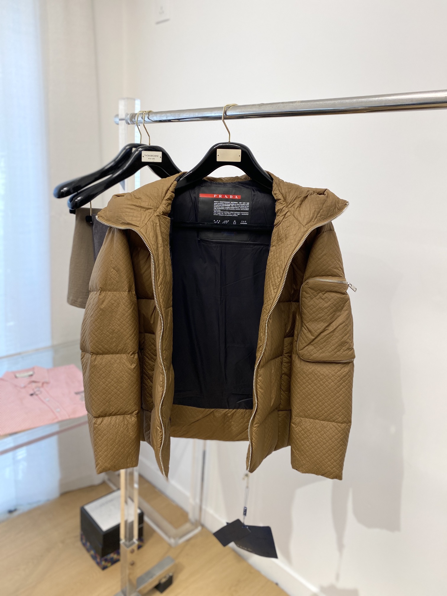 普拉达、最新款男士轻薄羽绒服、面料柔软舒适 ．上身版型超赞 ．拉链．辅料都是客供 、进口面料，轻便舒适，