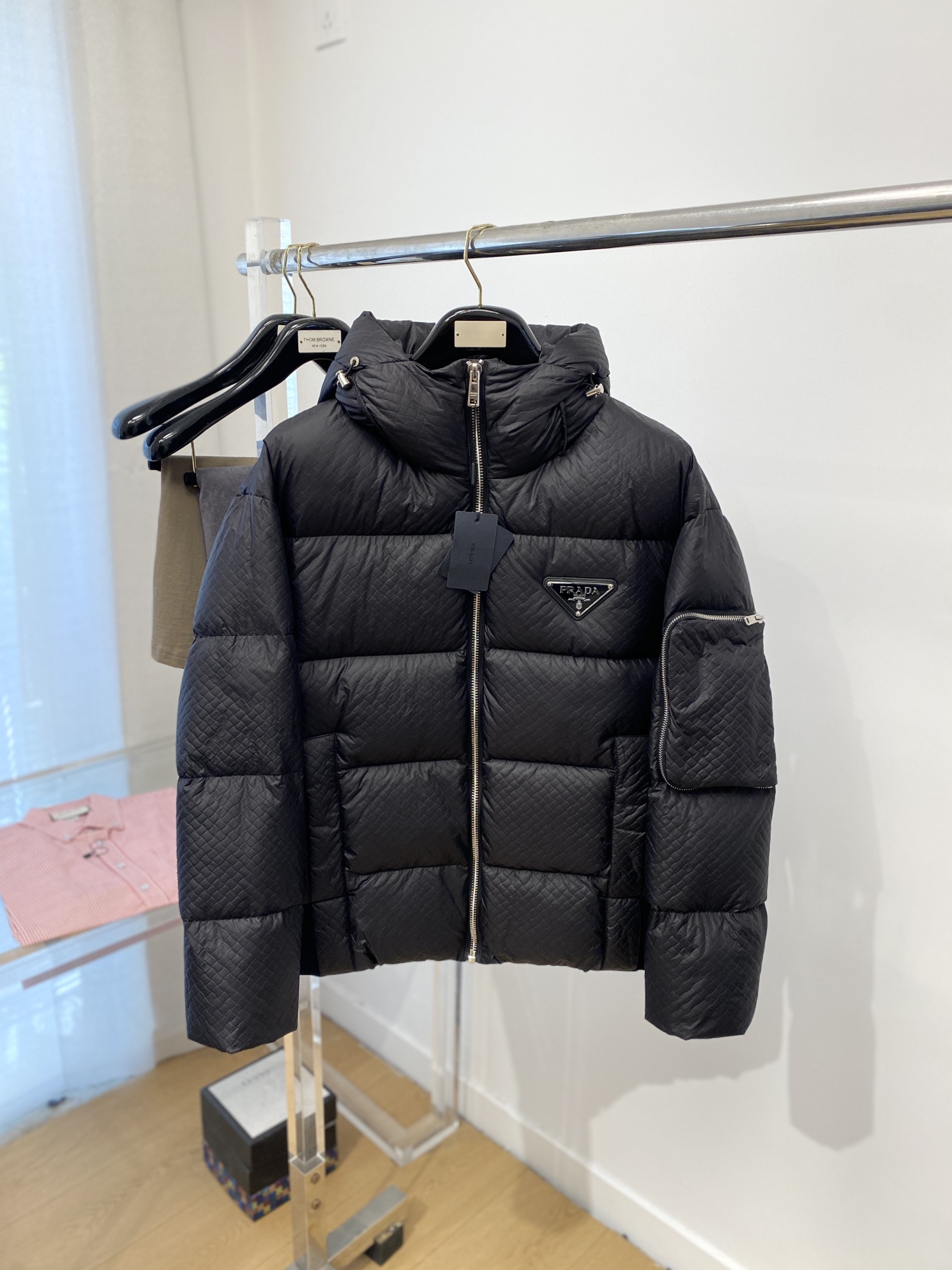 普拉达、最新款男士轻薄羽绒服、面料柔软舒适 ．上身版型超赞 ．拉链．辅料都是客供 、进口面料，轻便舒适，