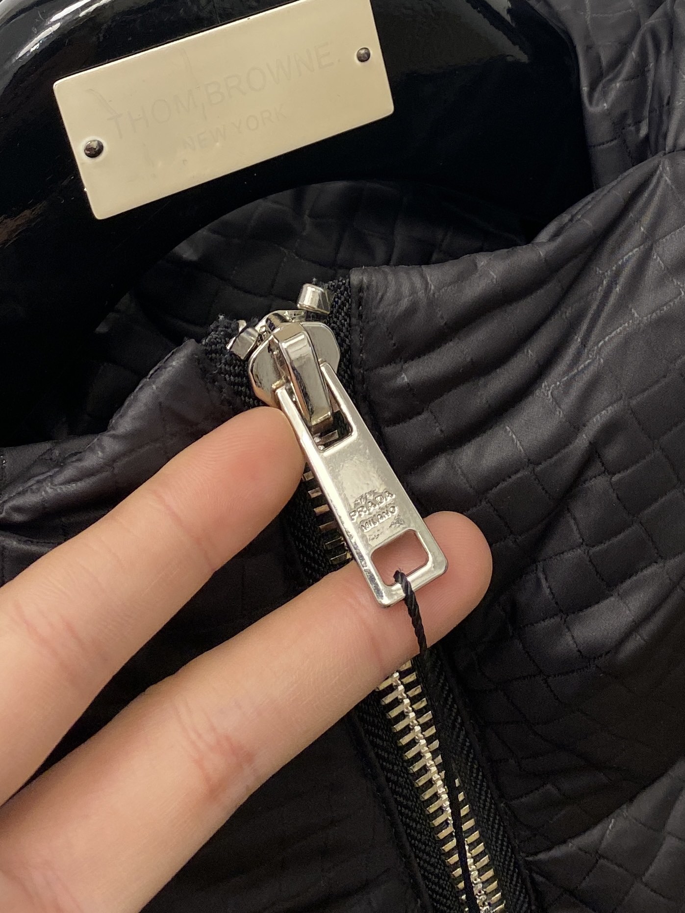 普拉达、最新款男士轻薄羽绒服、面料柔软舒适 ．上身版型超赞 ．拉链．辅料都是客供 、进口面料，轻便舒适，