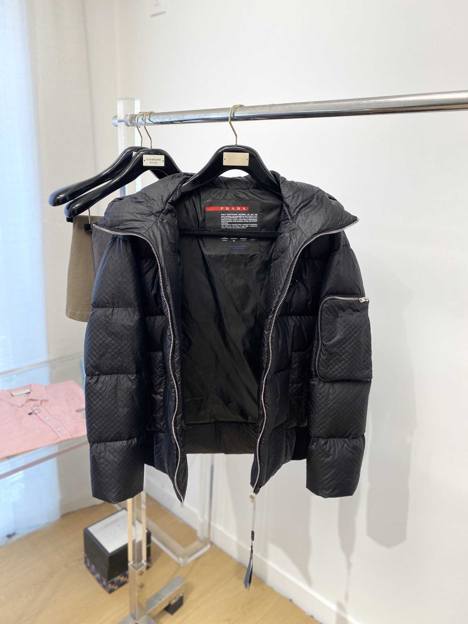 普拉达、最新款男士轻薄羽绒服、面料柔软舒适 ．上身版型超赞 ．拉链．辅料都是客供 、进口面料，轻便舒适，