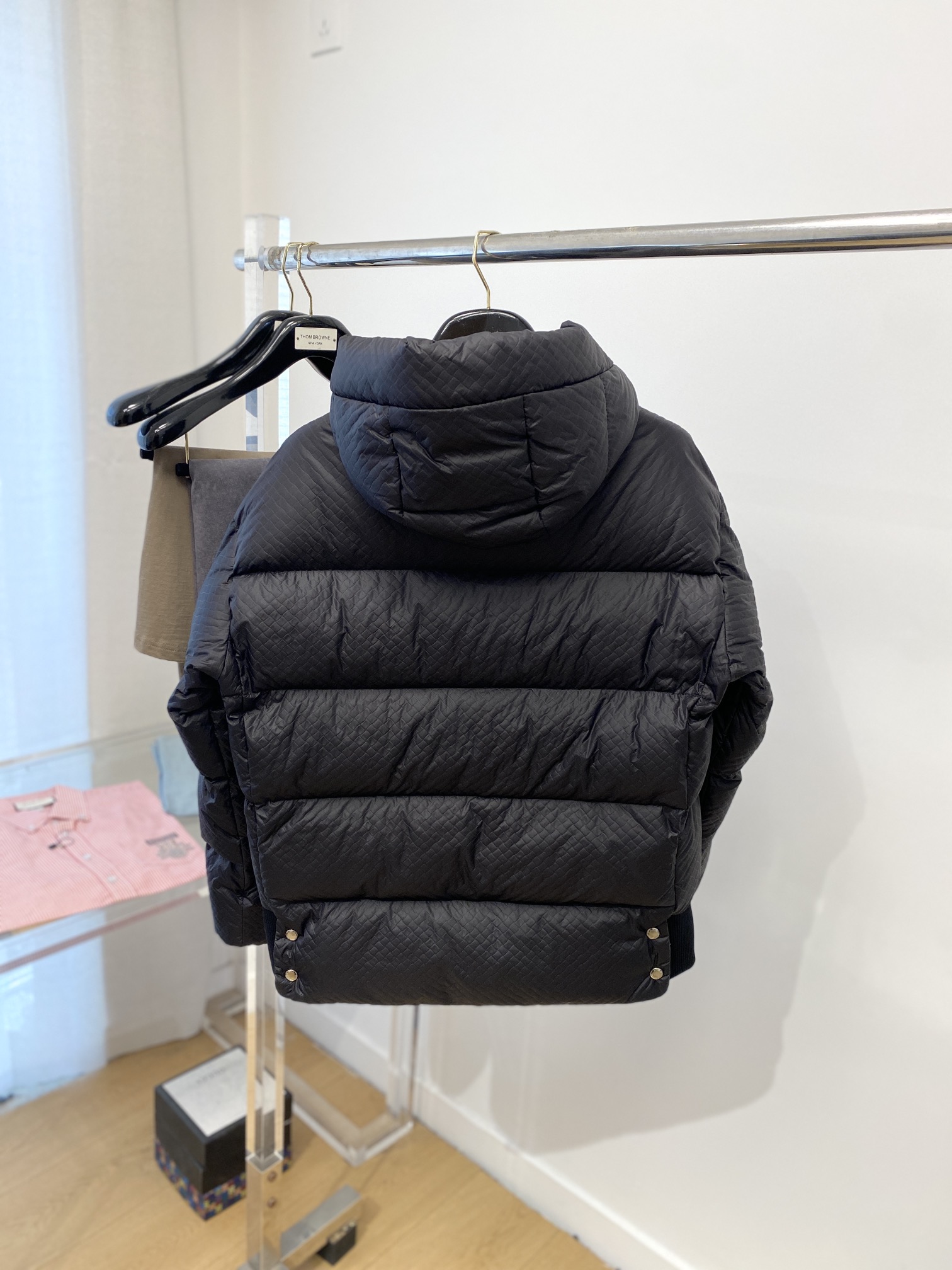 普拉达、最新款男士轻薄羽绒服、面料柔软舒适 ．上身版型超赞 ．拉链．辅料都是客供 、进口面料，轻便舒适，