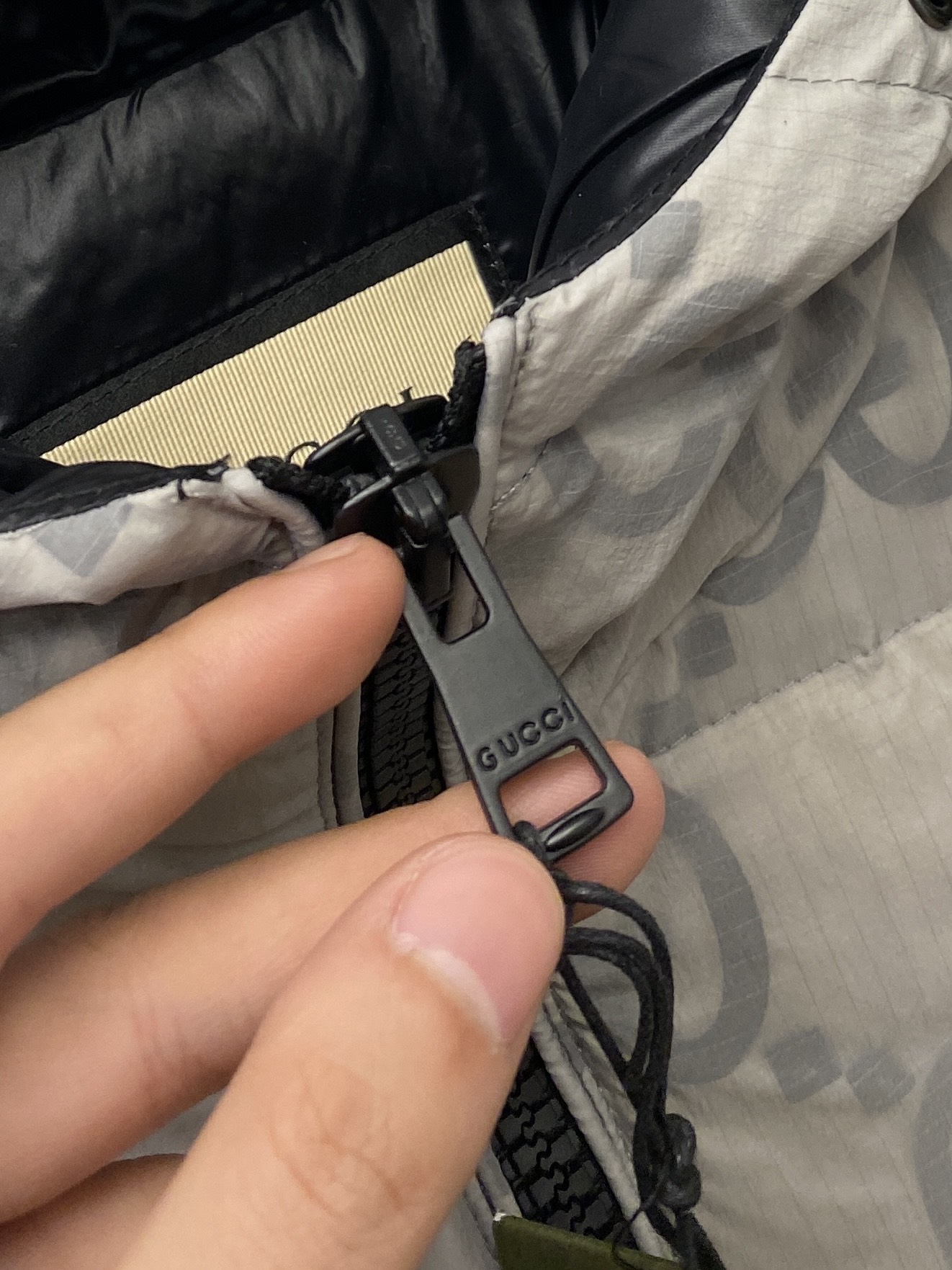 古奇、最新款男士轻薄羽绒服、面料柔软舒适 ．上身版型超赞 ．拉链．辅料都是客供 、进口面料，轻便舒适，保