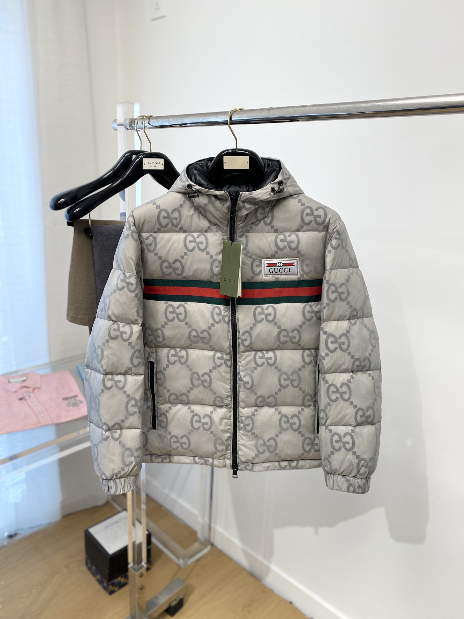 古奇、最新款男士轻薄羽绒服、面料柔软舒适 ．上身版型超赞 ．拉链．辅料都是客供 、进口面料，轻便舒适，保