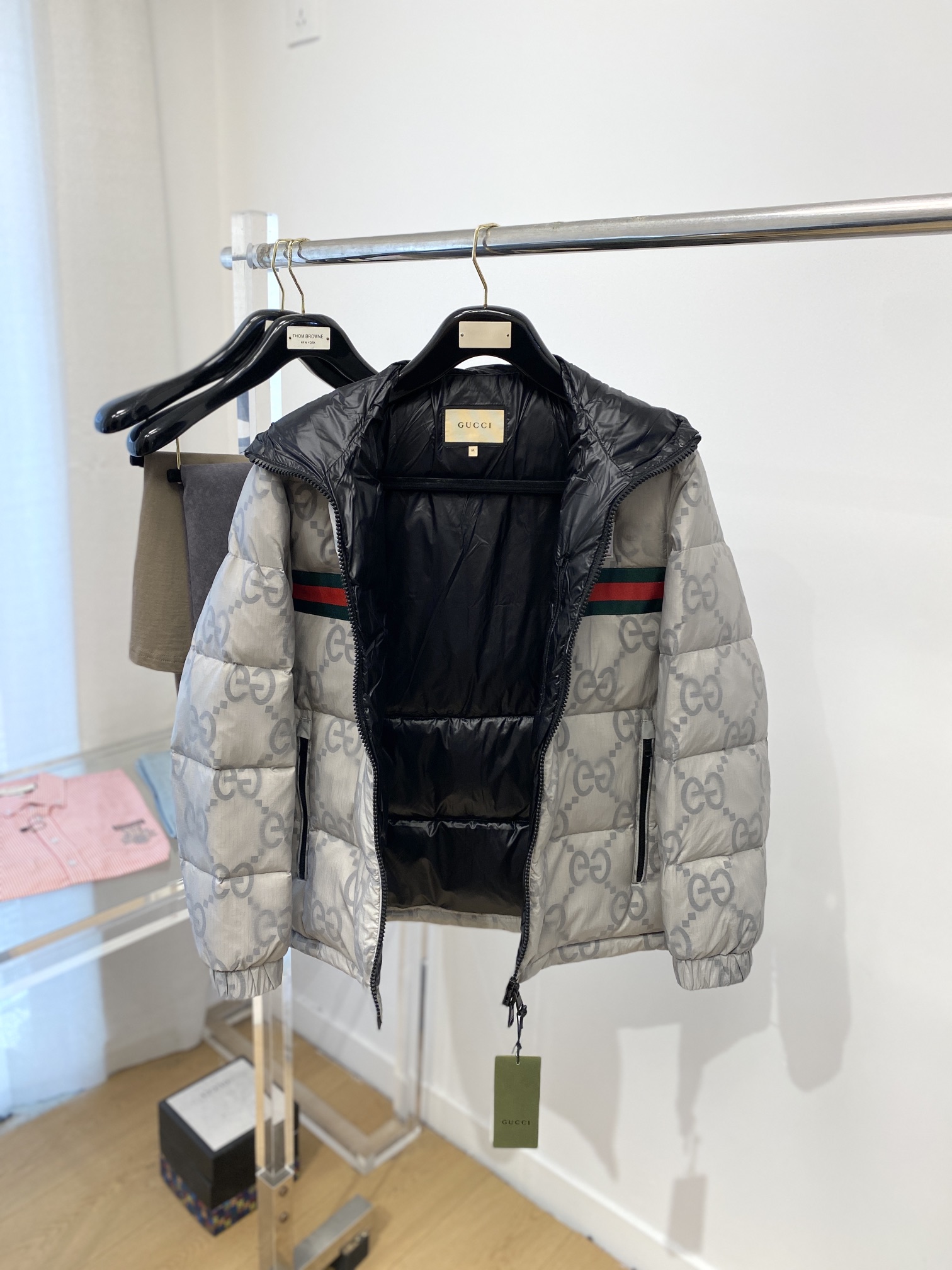 古奇、最新款男士轻薄羽绒服、面料柔软舒适 ．上身版型超赞 ．拉链．辅料都是客供 、进口面料，轻便舒适，保