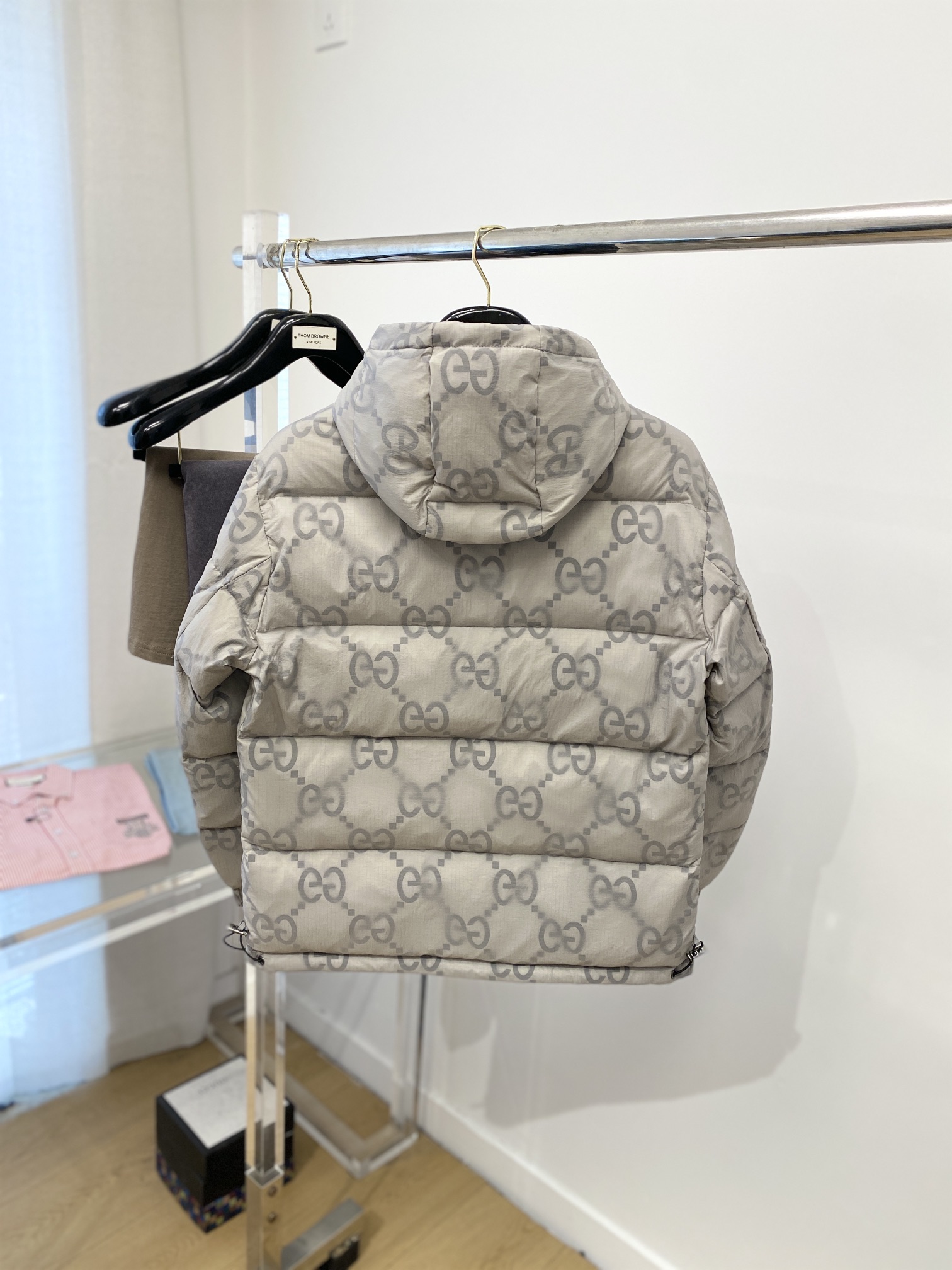 古奇、最新款男士轻薄羽绒服、面料柔软舒适 ．上身版型超赞 ．拉链．辅料都是客供 、进口面料，轻便舒适，保