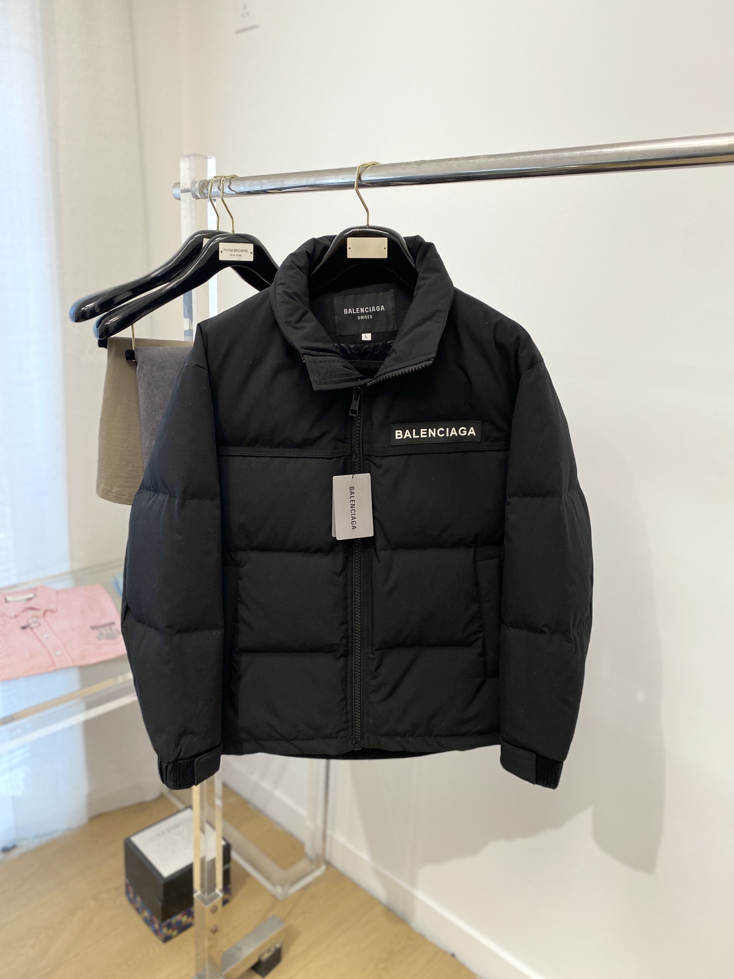 巴黎世家、最新款男士轻薄羽绒服、面料柔软舒适 ．上身版型超赞 ．拉链．辅料都是客供 、进口面料，轻便舒适