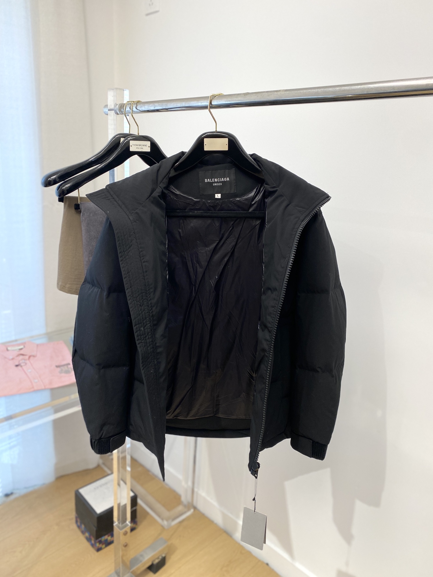 巴黎世家、最新款男士轻薄羽绒服、面料柔软舒适 ．上身版型超赞 ．拉链．辅料都是客供 、进口面料，轻便舒适