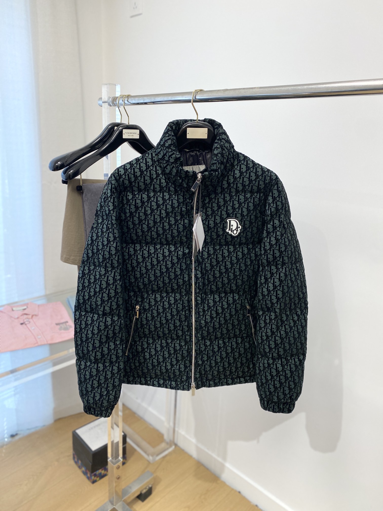 迪奥、最新款男士轻薄羽绒服、面料柔软舒适 ．上身版型超赞 ．拉链．辅料都是客供 、进口面料，轻便舒适，保