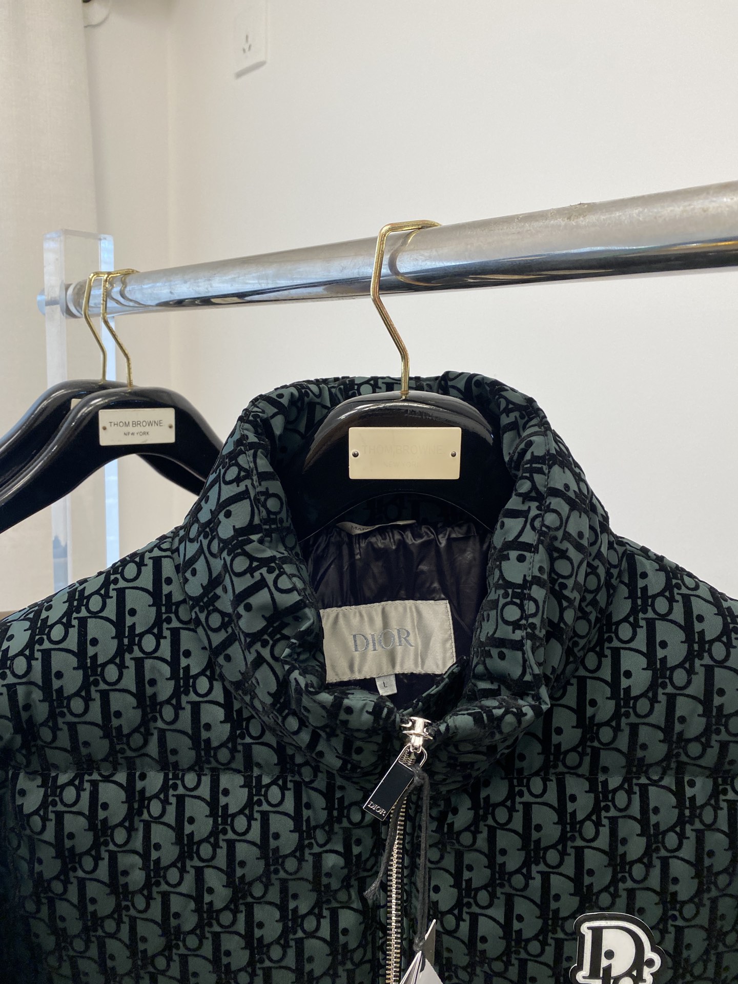 迪奥、最新款男士轻薄羽绒服、面料柔软舒适 ．上身版型超赞 ．拉链．辅料都是客供 、进口面料，轻便舒适，保