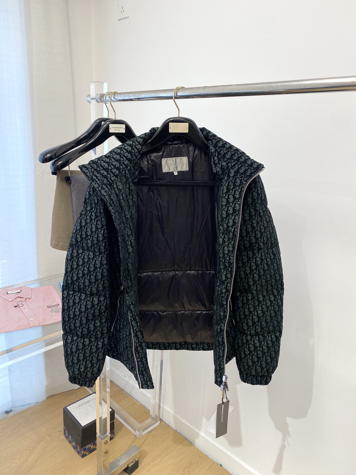 迪奥、最新款男士轻薄羽绒服、面料柔软舒适 ．上身版型超赞 ．拉链．辅料都是客供 、进口面料，轻便舒适，保