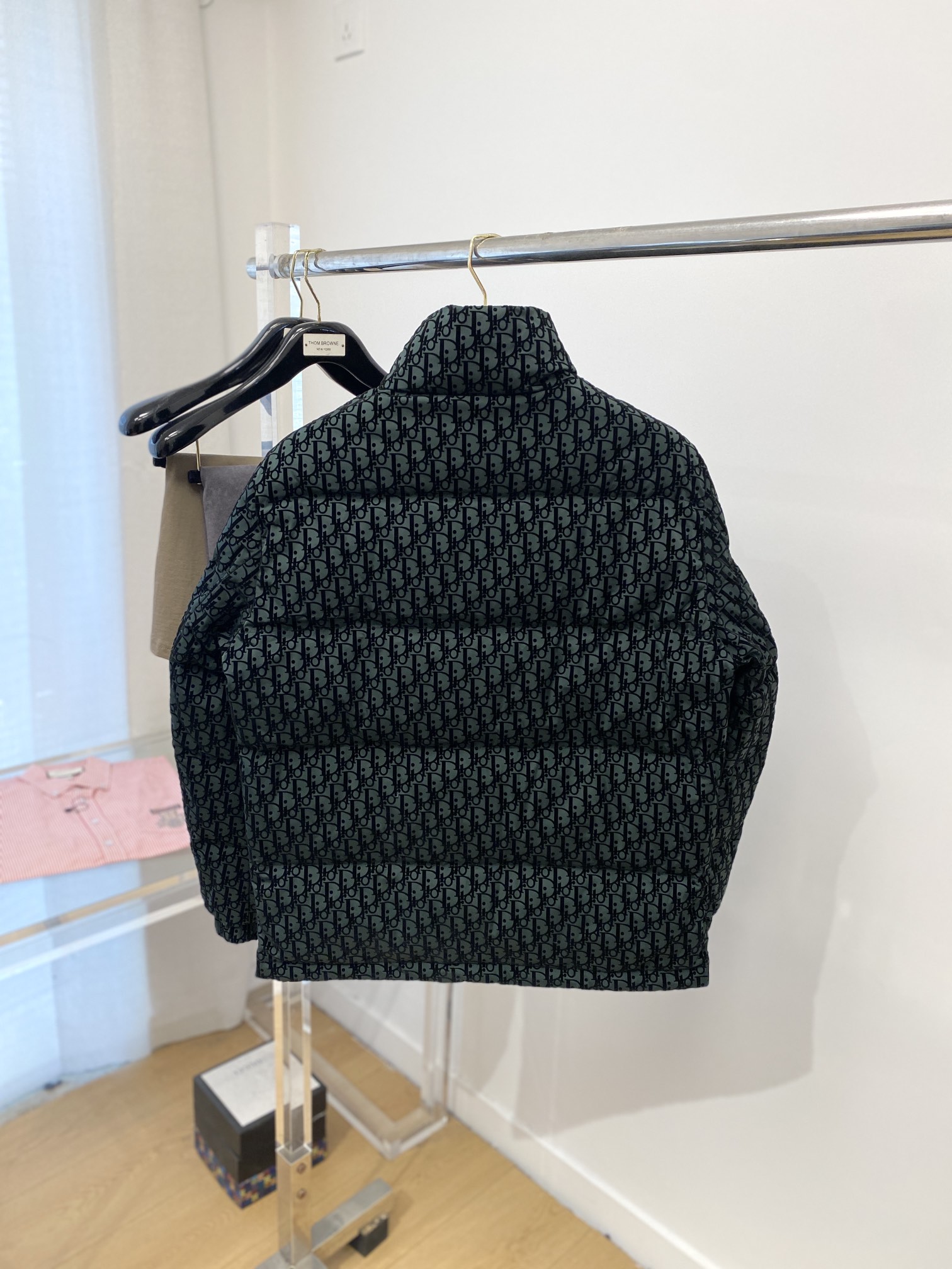 迪奥、最新款男士轻薄羽绒服、面料柔软舒适 ．上身版型超赞 ．拉链．辅料都是客供 、进口面料，轻便舒适，保