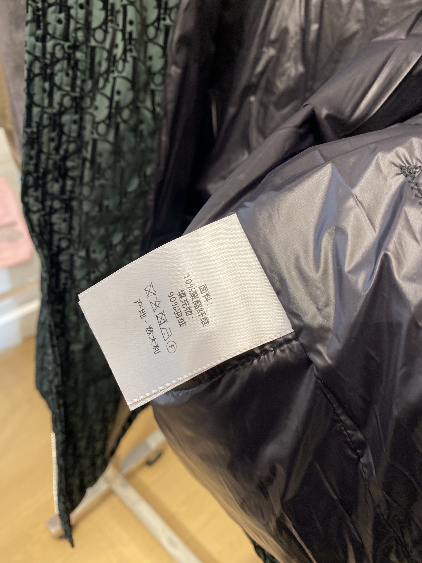 迪奥、最新款男士轻薄羽绒服、面料柔软舒适 ．上身版型超赞 ．拉链．辅料都是客供 、进口面料，轻便舒适，保