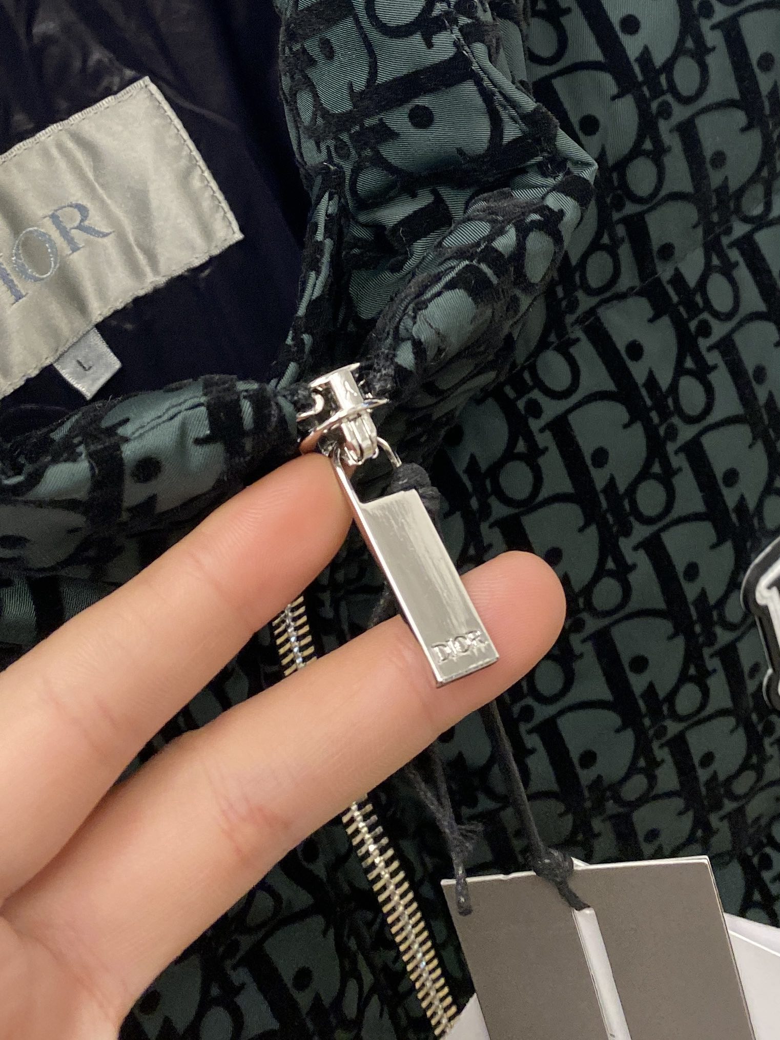 迪奥、最新款男士轻薄羽绒服、面料柔软舒适 ．上身版型超赞 ．拉链．辅料都是客供 、进口面料，轻便舒适，保