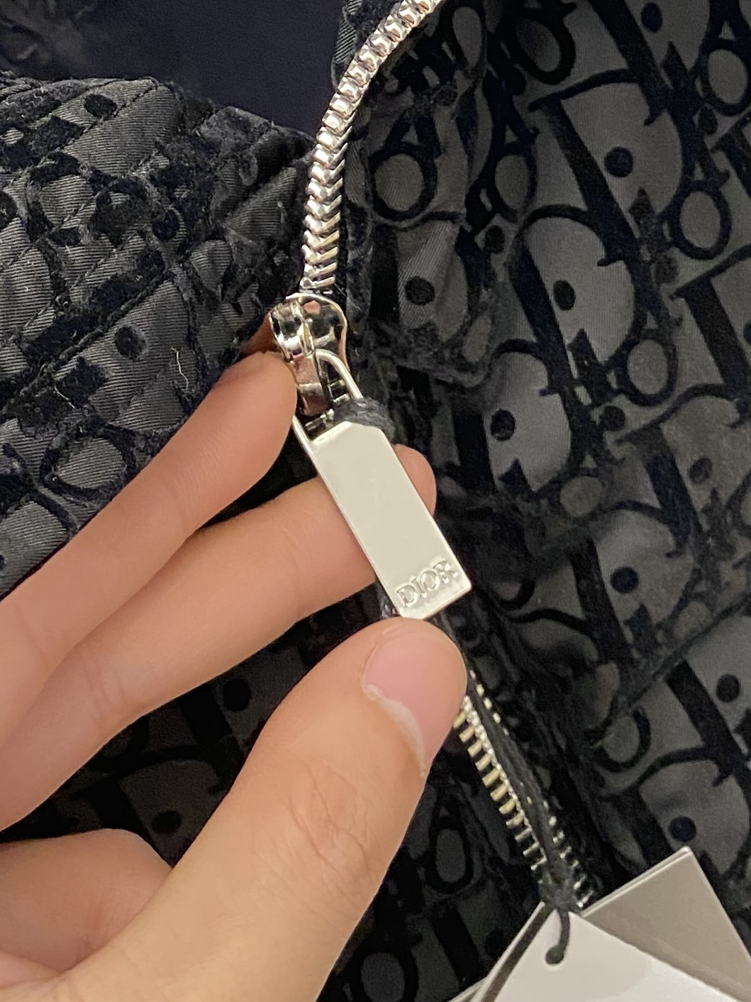 迪奥、最新款男士轻薄羽绒服、面料柔软舒适 ．上身版型超赞 ．拉链．辅料都是客供 、进口面料，轻便舒适，保