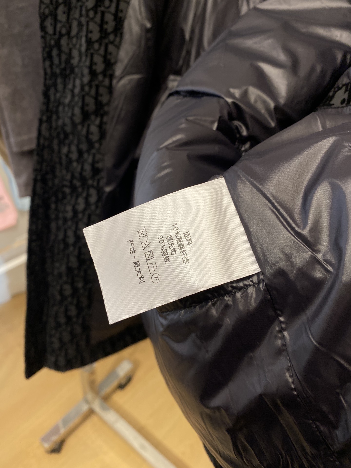 迪奥、最新款男士轻薄羽绒服、面料柔软舒适 ．上身版型超赞 ．拉链．辅料都是客供 、进口面料，轻便舒适，保