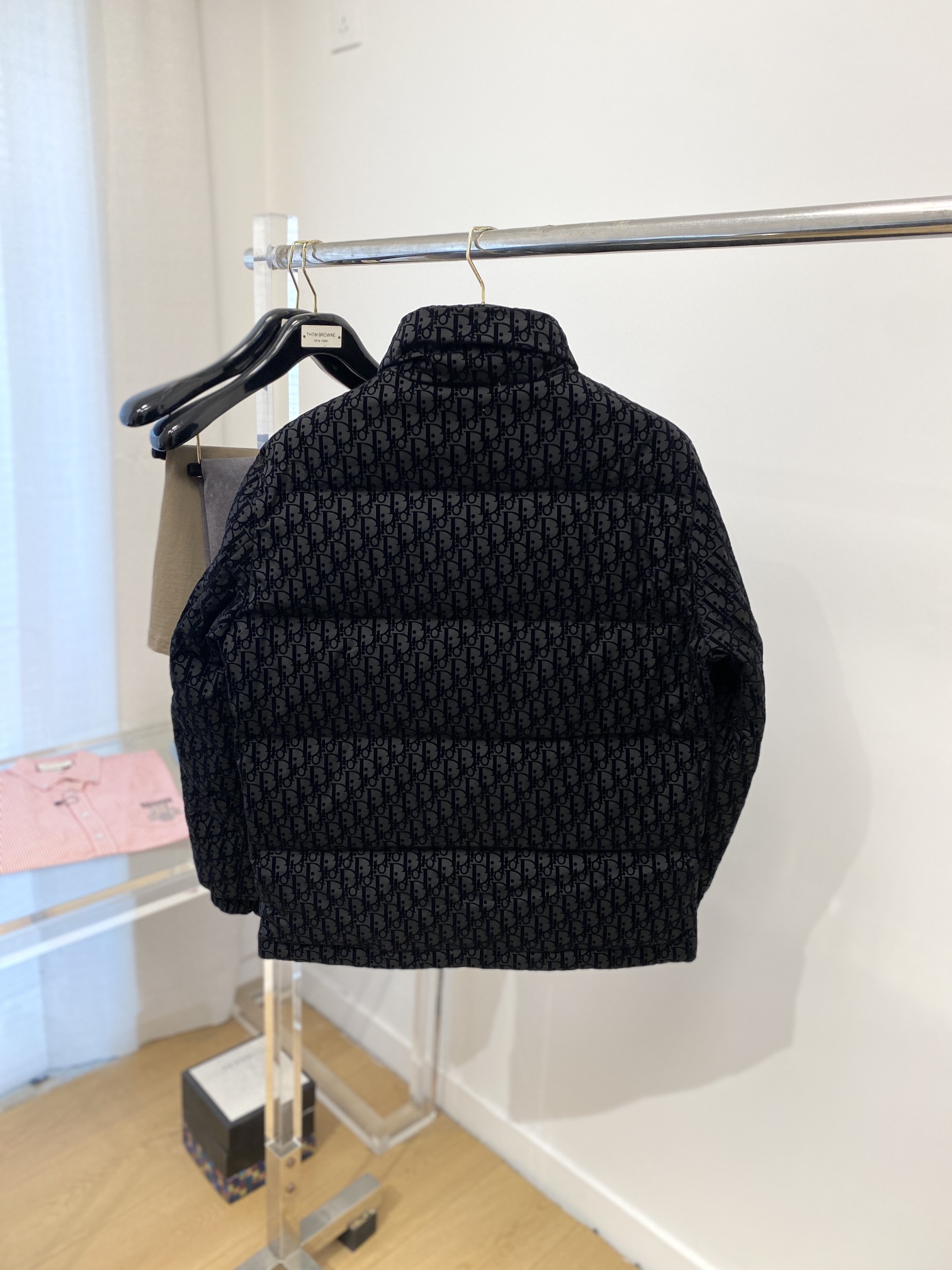 迪奥、最新款男士轻薄羽绒服、面料柔软舒适 ．上身版型超赞 ．拉链．辅料都是客供 、进口面料，轻便舒适，保
