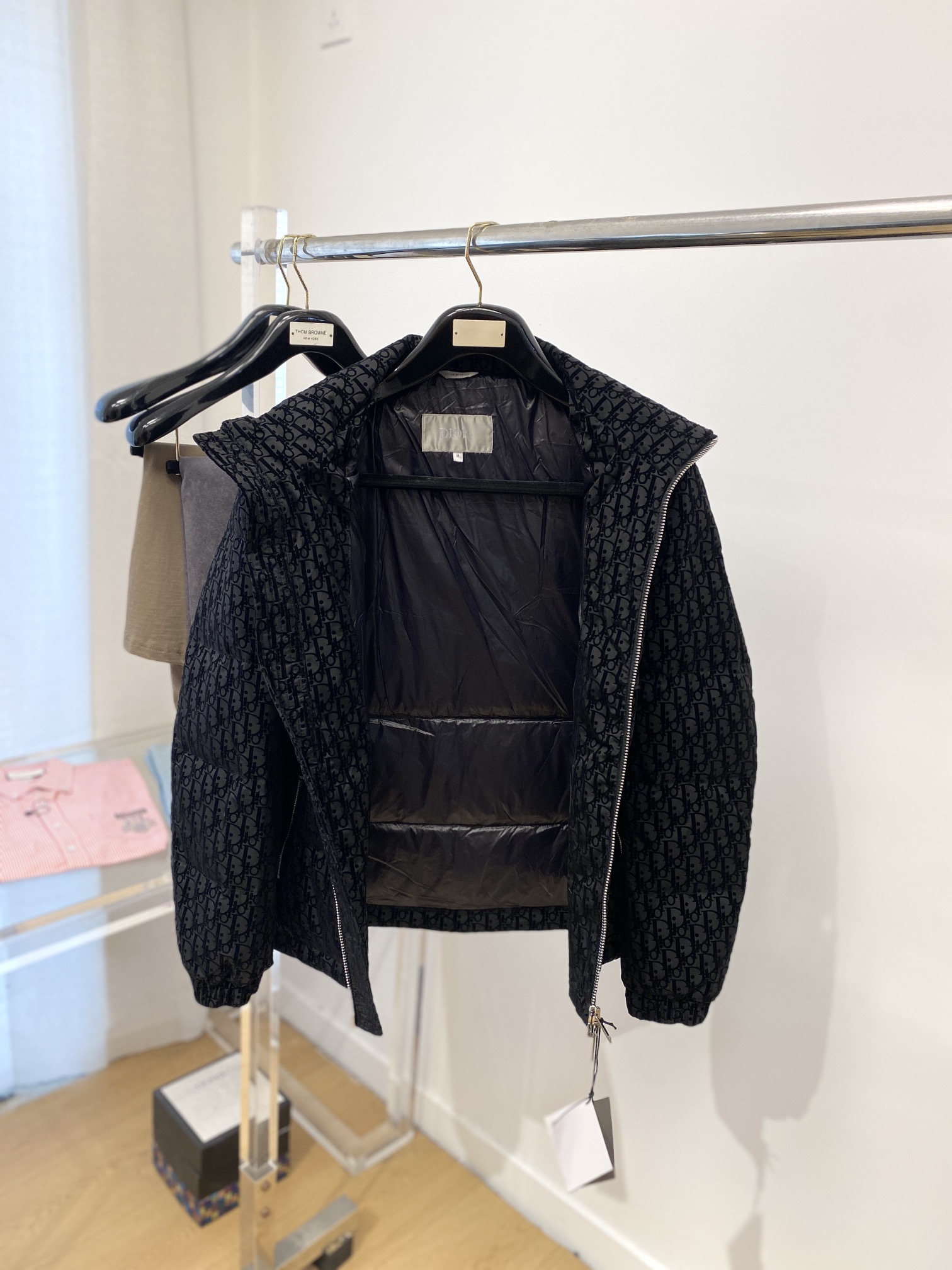 迪奥、最新款男士轻薄羽绒服、面料柔软舒适 ．上身版型超赞 ．拉链．辅料都是客供 、进口面料，轻便舒适，保