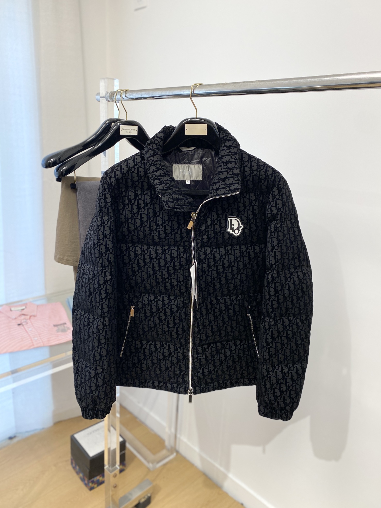 迪奥、最新款男士轻薄羽绒服、面料柔软舒适 ．上身版型超赞 ．拉链．辅料都是客供 、进口面料，轻便舒适，保