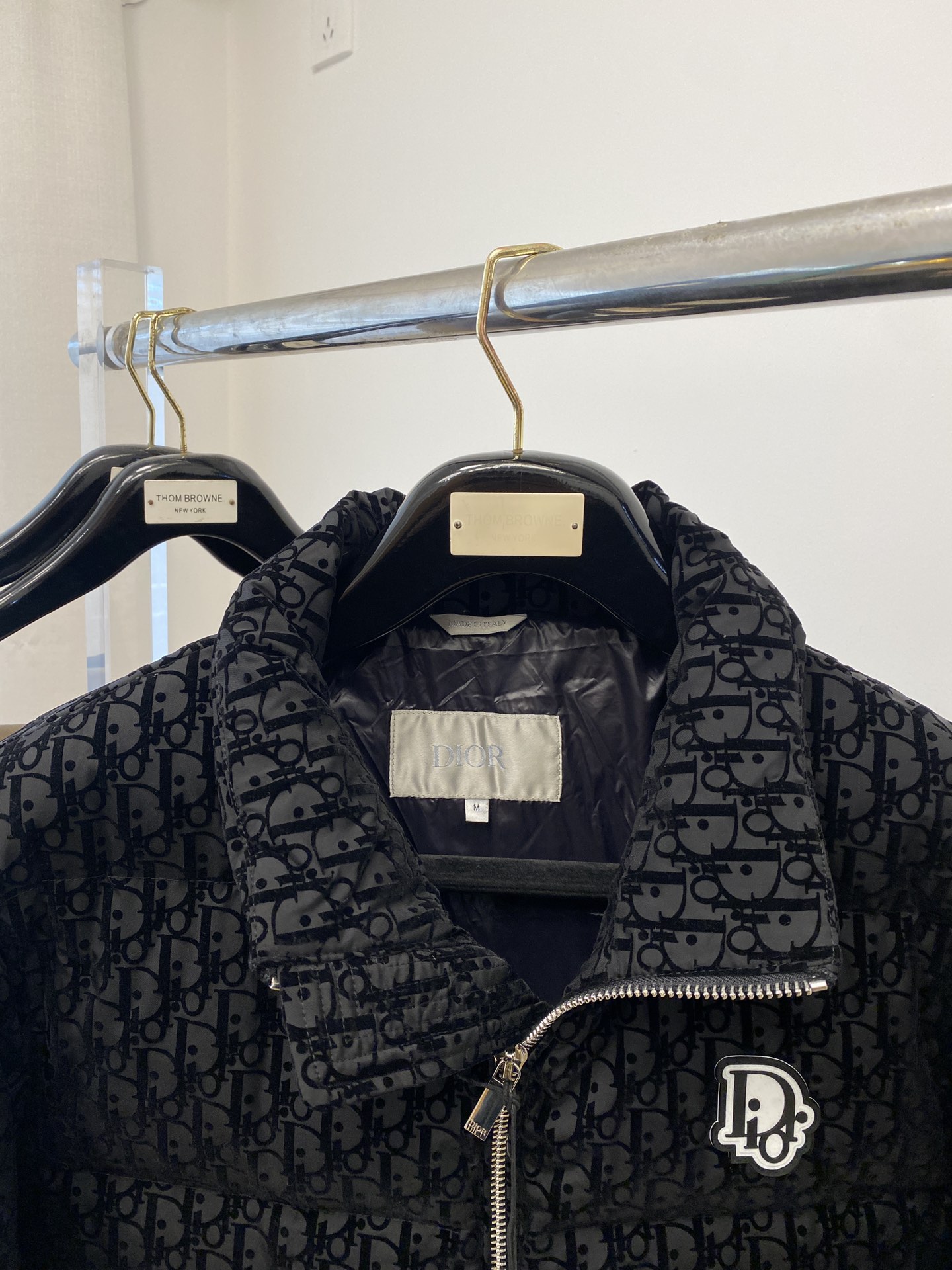 迪奥、最新款男士轻薄羽绒服、面料柔软舒适 ．上身版型超赞 ．拉链．辅料都是客供 、进口面料，轻便舒适，保
