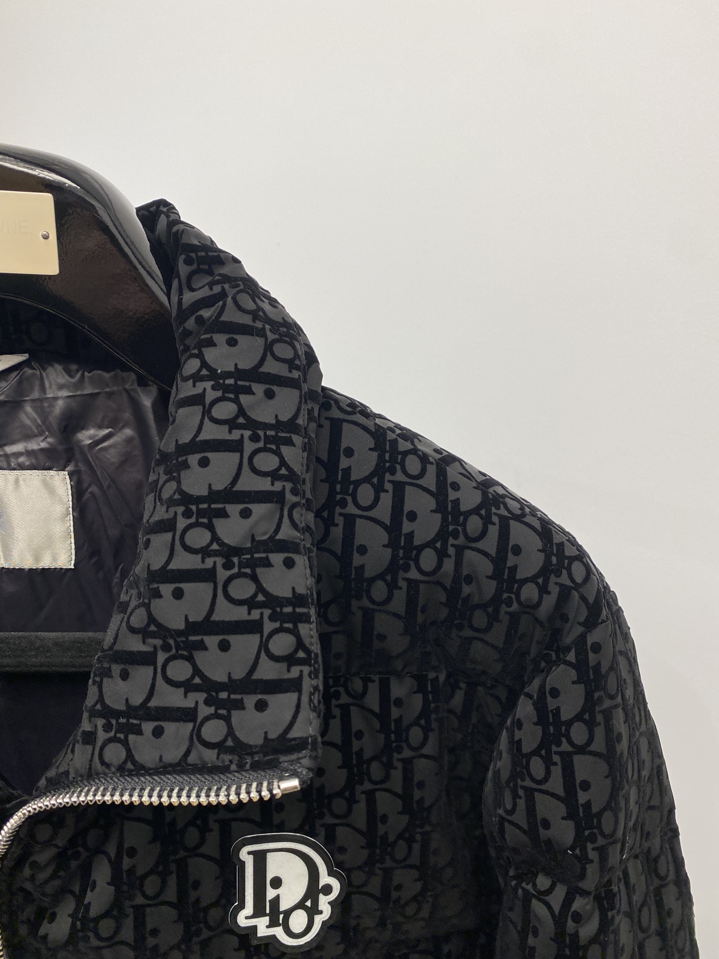 迪奥、最新款男士轻薄羽绒服、面料柔软舒适 ．上身版型超赞 ．拉链．辅料都是客供 、进口面料，轻便舒适，保
