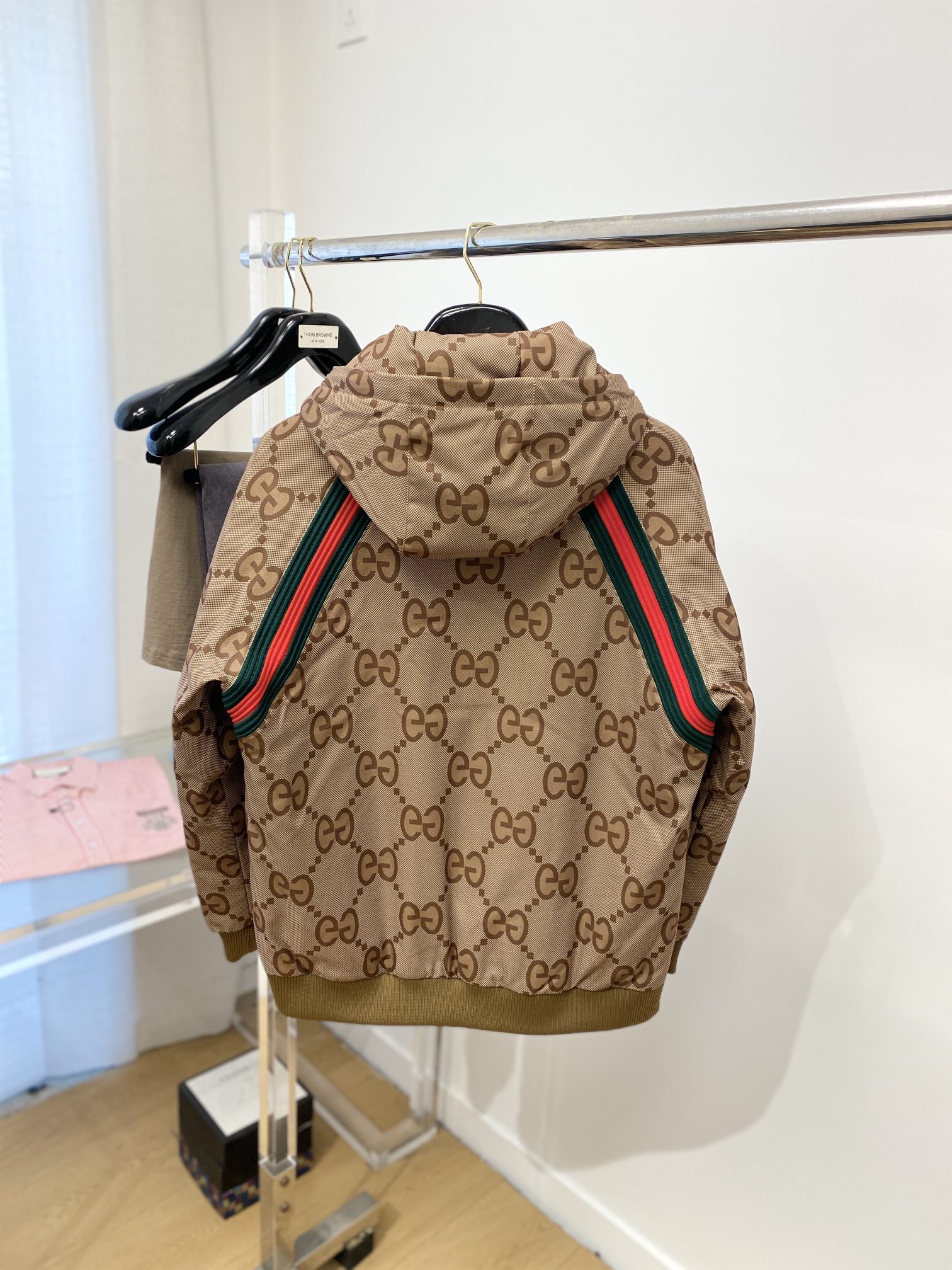 古奇、最新款男士轻薄羽绒服、面料柔软舒适 ．上身版型超赞 ．拉链．辅料都是客供 、进口面料，轻便舒适，保