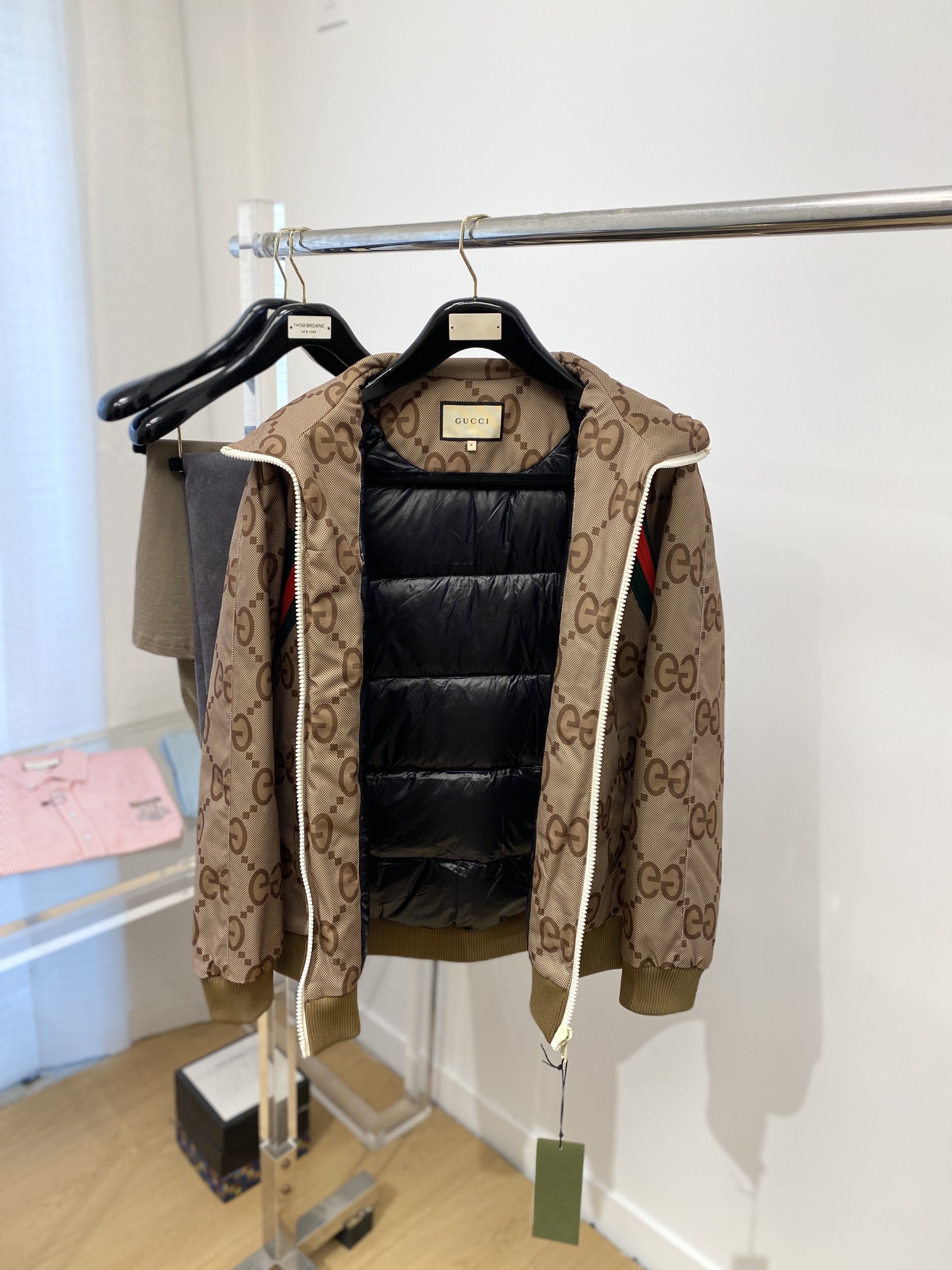 古奇、最新款男士轻薄羽绒服、面料柔软舒适 ．上身版型超赞 ．拉链．辅料都是客供 、进口面料，轻便舒适，保