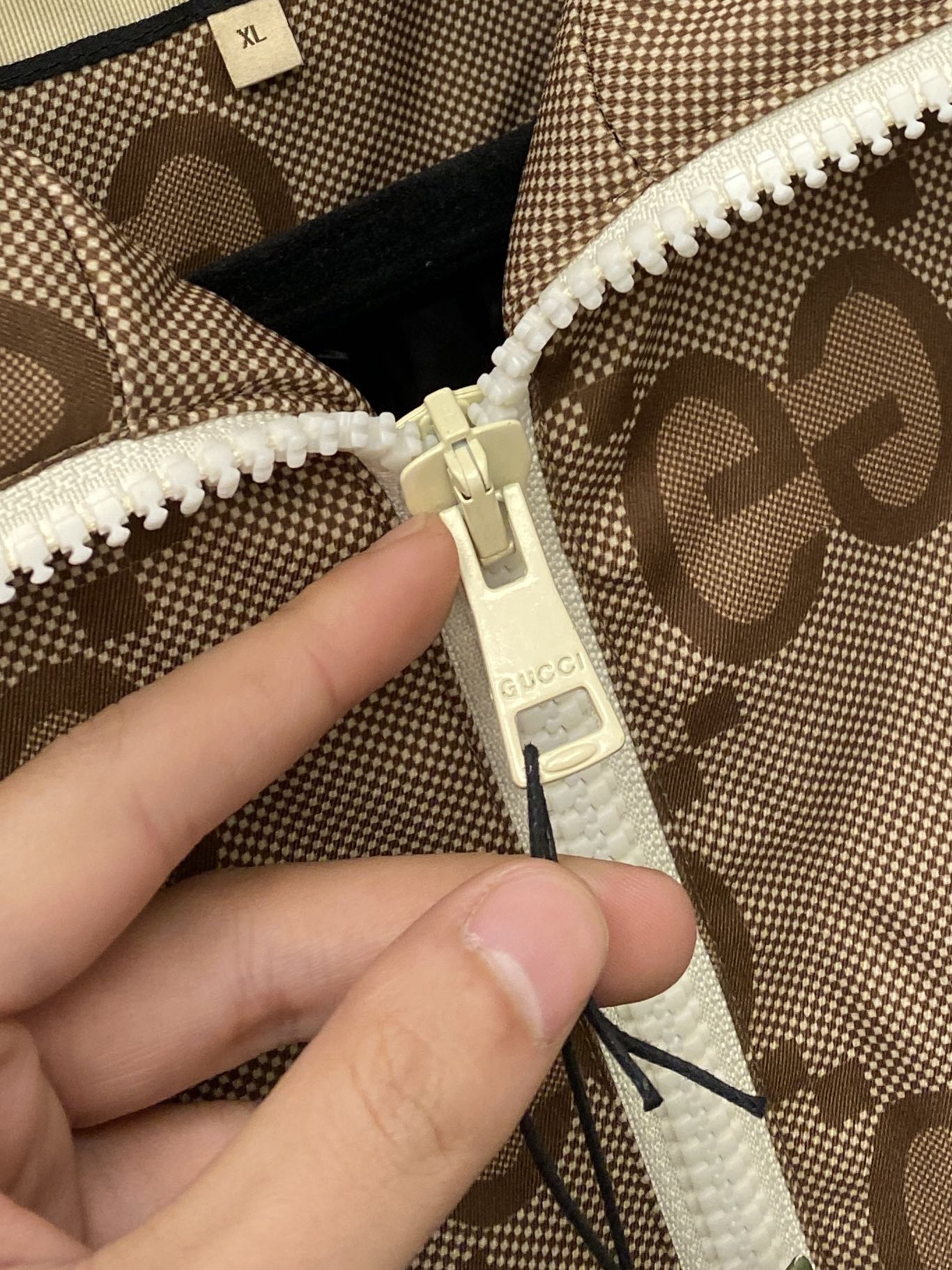 古奇、最新款男士轻薄羽绒服、面料柔软舒适 ．上身版型超赞 ．拉链．辅料都是客供 、进口面料，轻便舒适，保