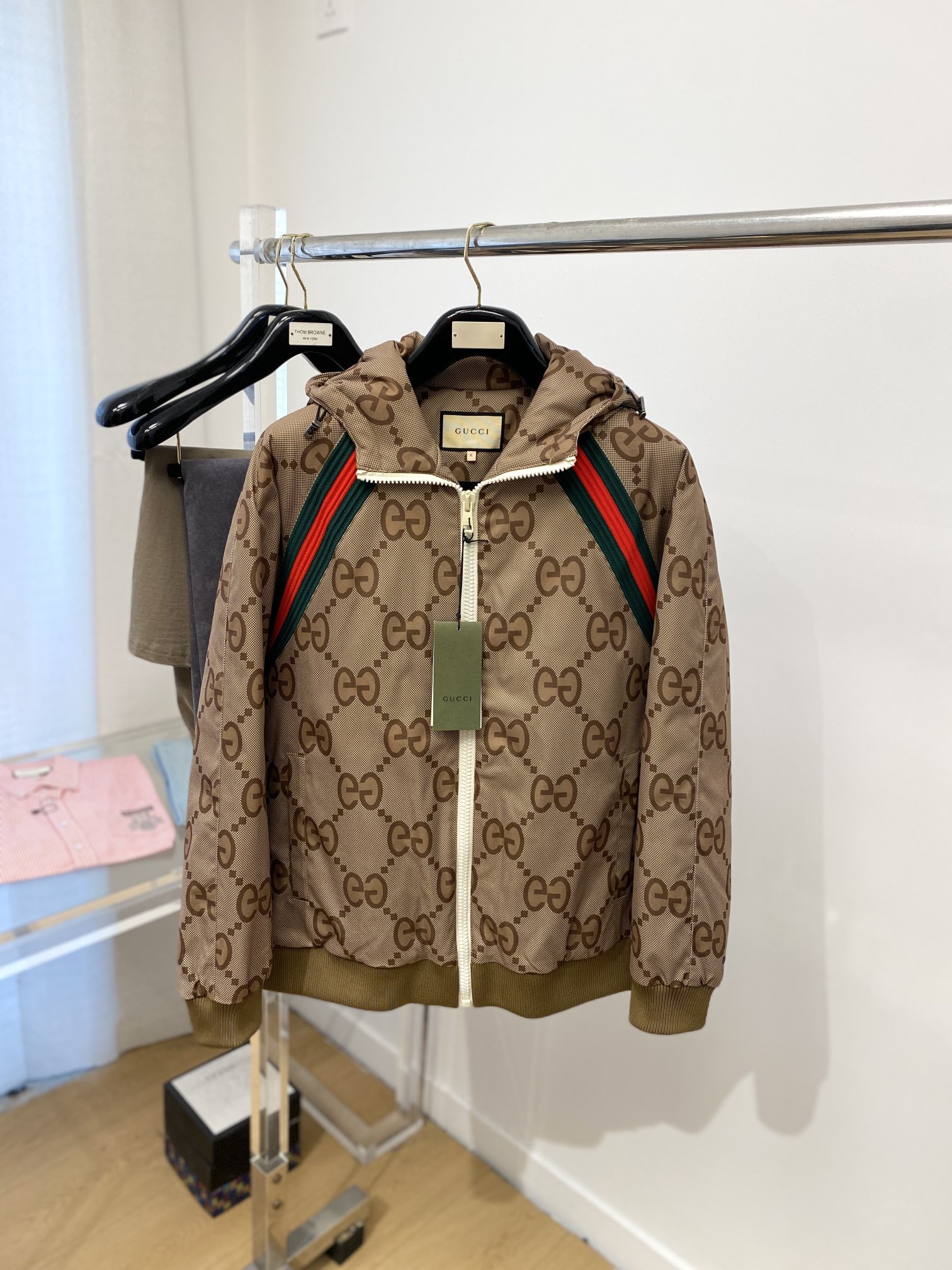 古奇、最新款男士轻薄羽绒服、面料柔软舒适 ．上身版型超赞 ．拉链．辅料都是客供 、进口面料，轻便舒适，保