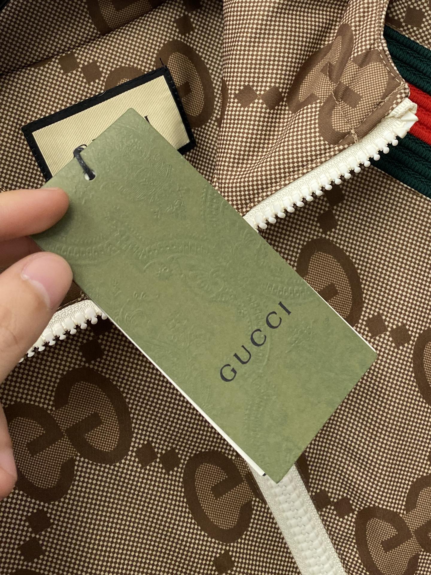 古奇、最新款男士轻薄羽绒服、面料柔软舒适 ．上身版型超赞 ．拉链．辅料都是客供 、进口面料，轻便舒适，保