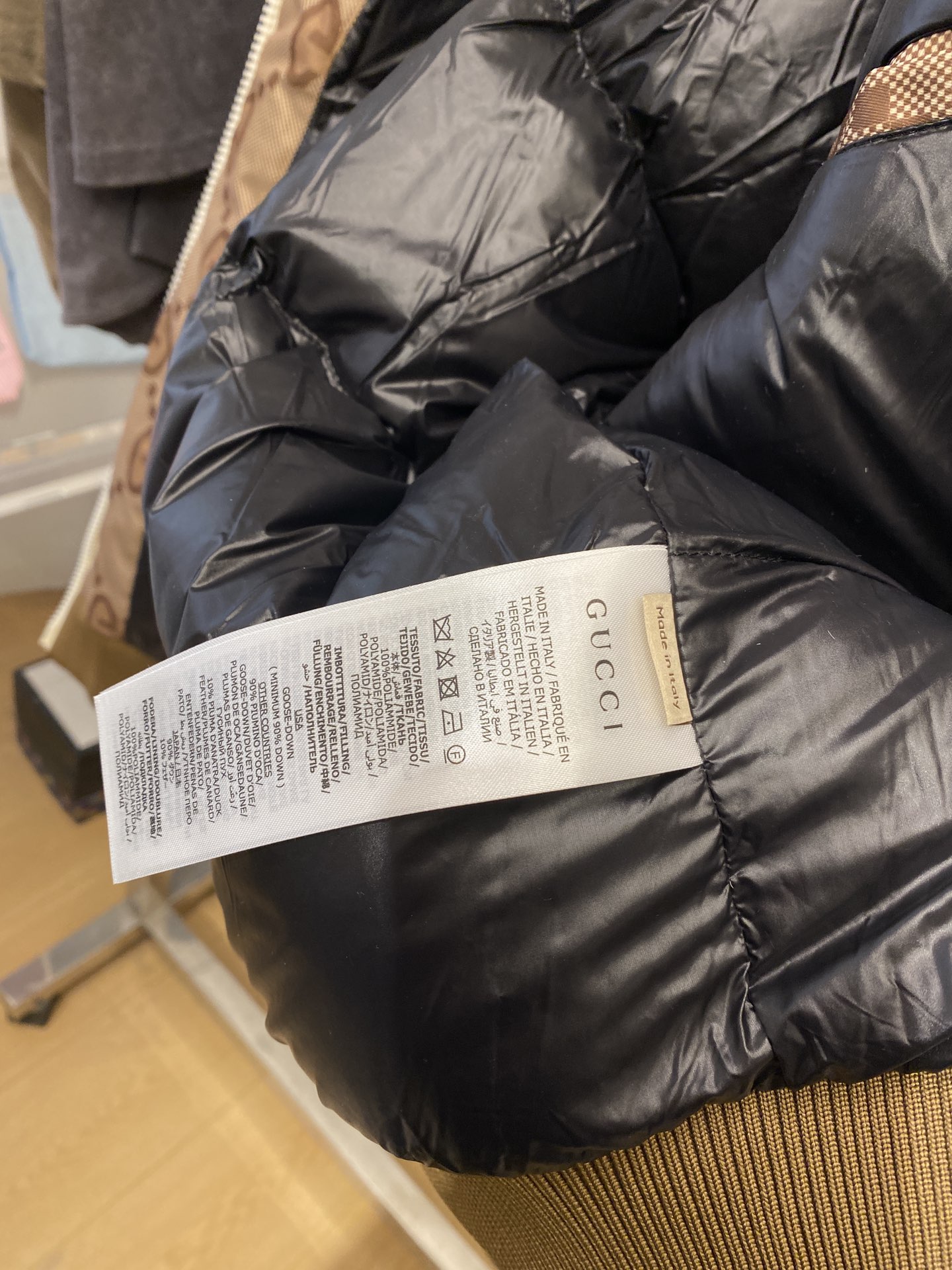 古奇、最新款男士轻薄羽绒服、面料柔软舒适 ．上身版型超赞 ．拉链．辅料都是客供 、进口面料，轻便舒适，保