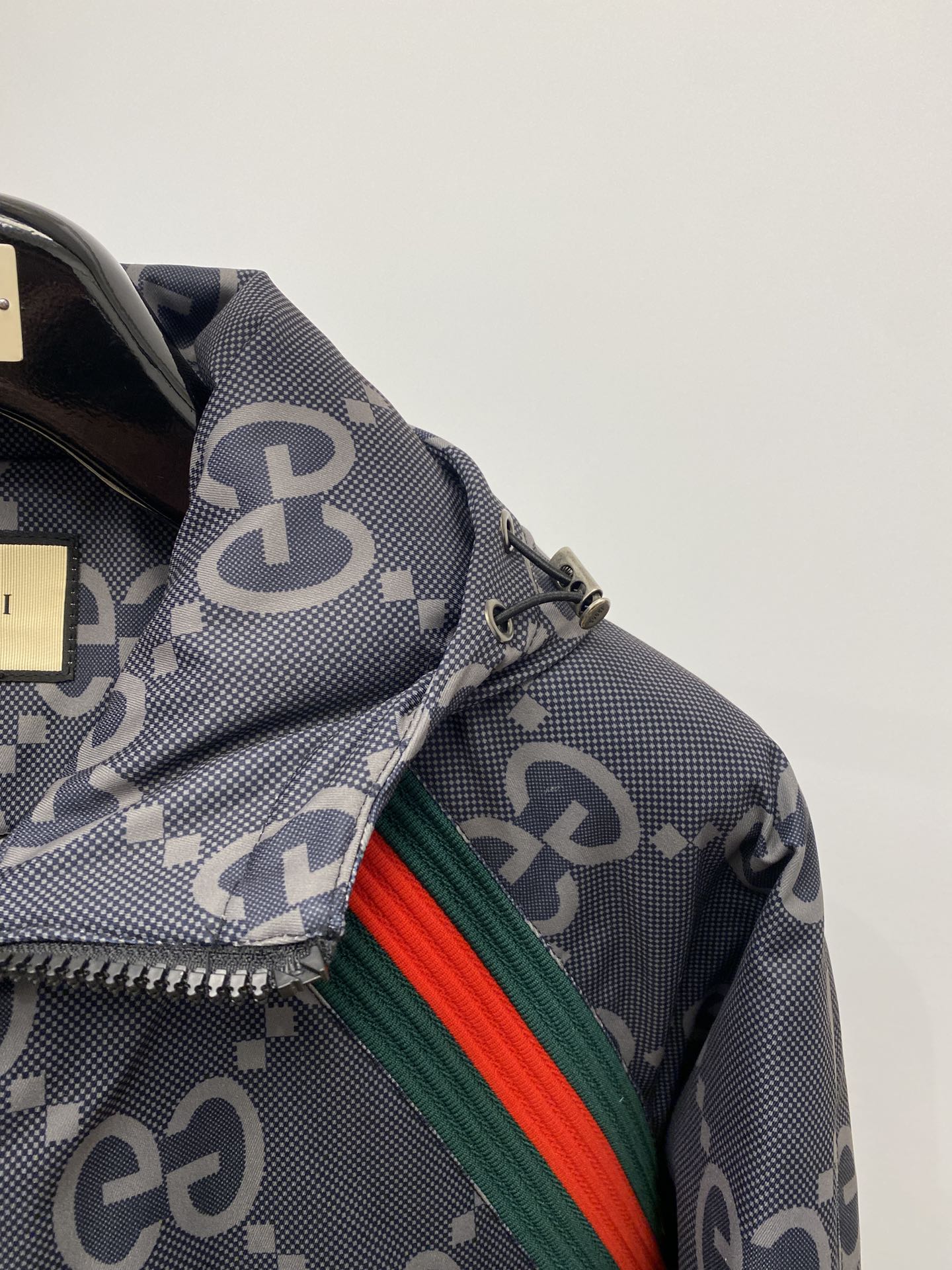 古奇、最新款男士轻薄羽绒服、面料柔软舒适 ．上身版型超赞 ．拉链．辅料都是客供 、进口面料，轻便舒适，保