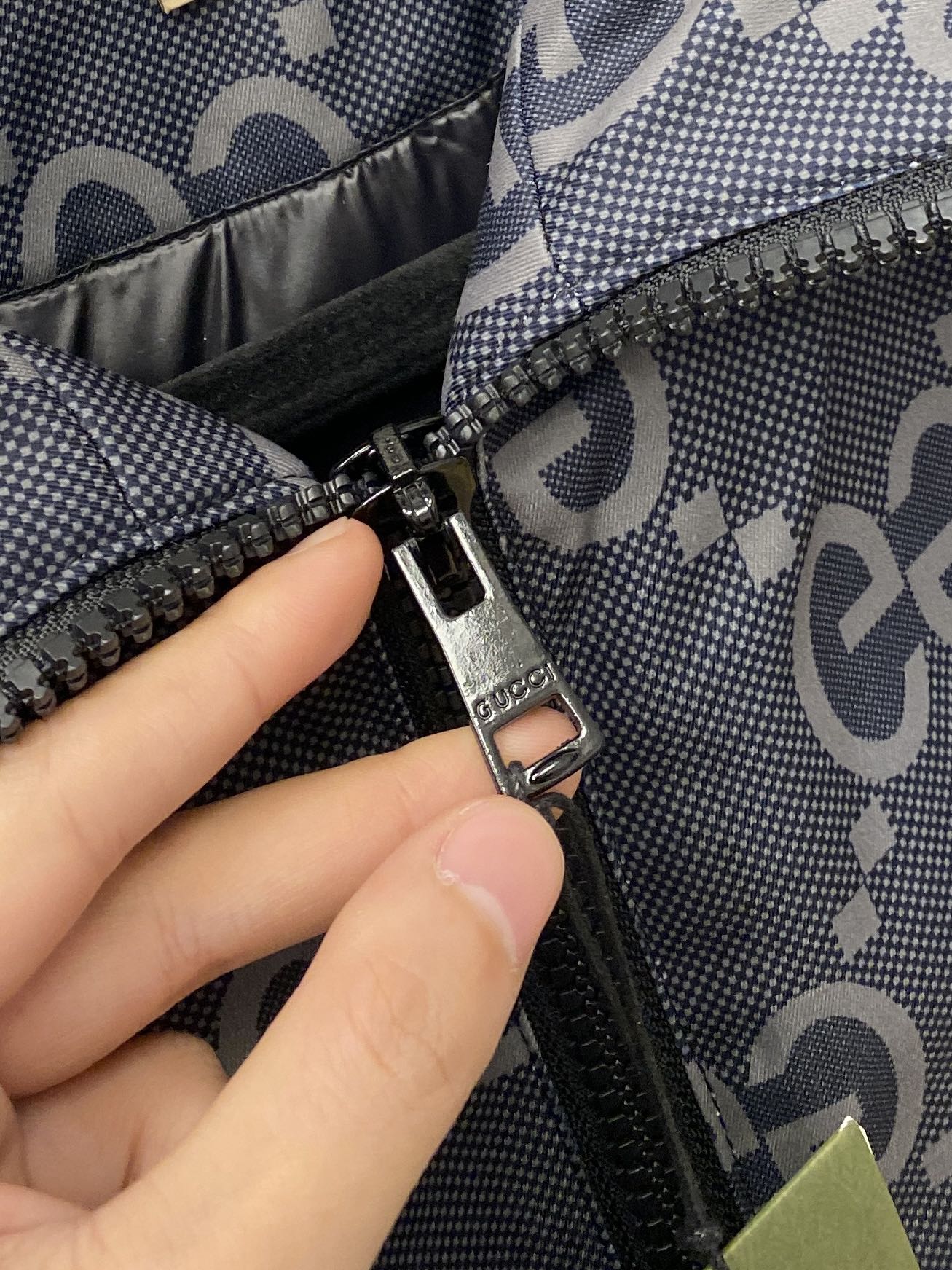 古奇、最新款男士轻薄羽绒服、面料柔软舒适 ．上身版型超赞 ．拉链．辅料都是客供 、进口面料，轻便舒适，保