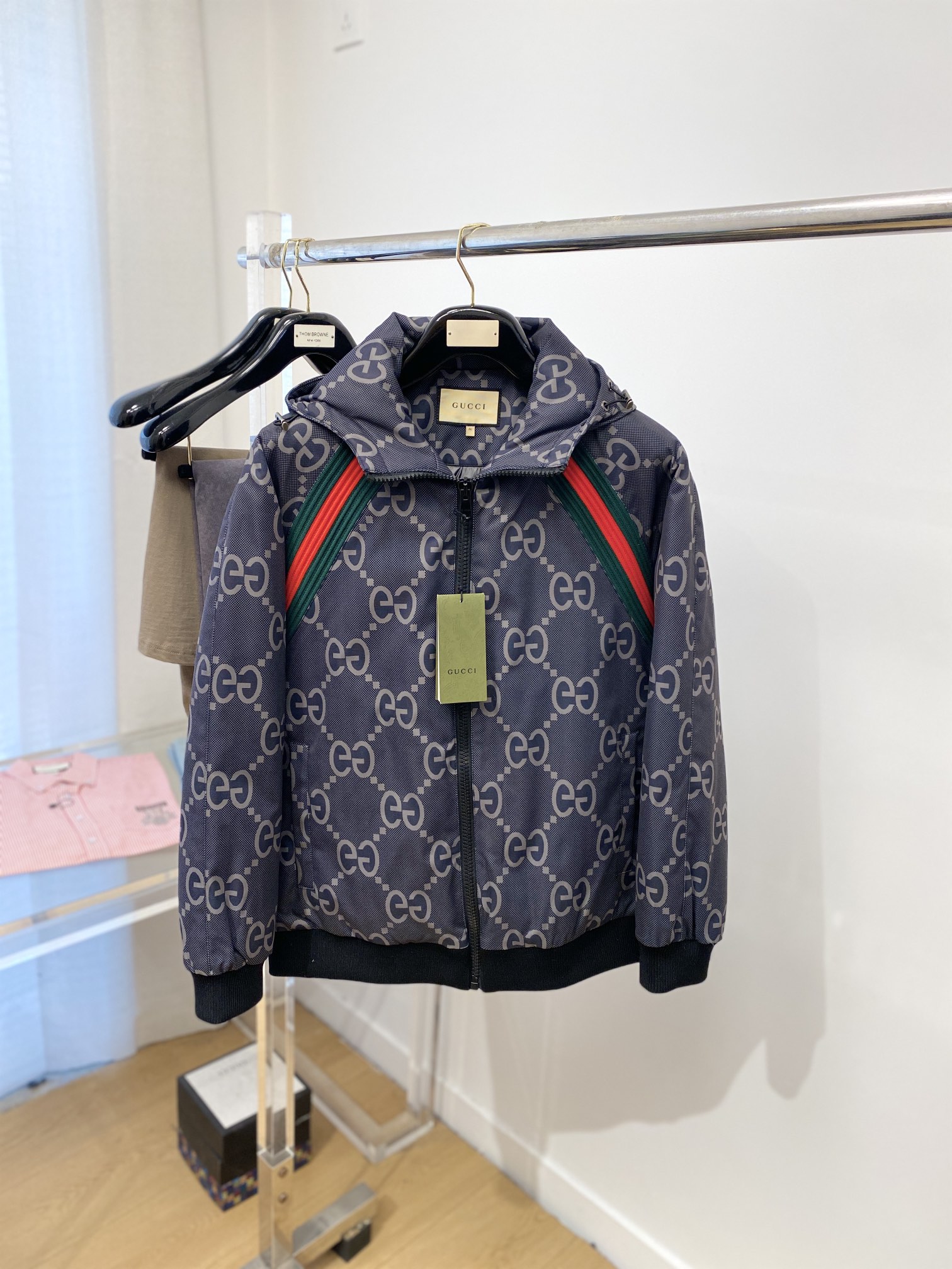 古奇、最新款男士轻薄羽绒服、面料柔软舒适 ．上身版型超赞 ．拉链．辅料都是客供 、进口面料，轻便舒适，保