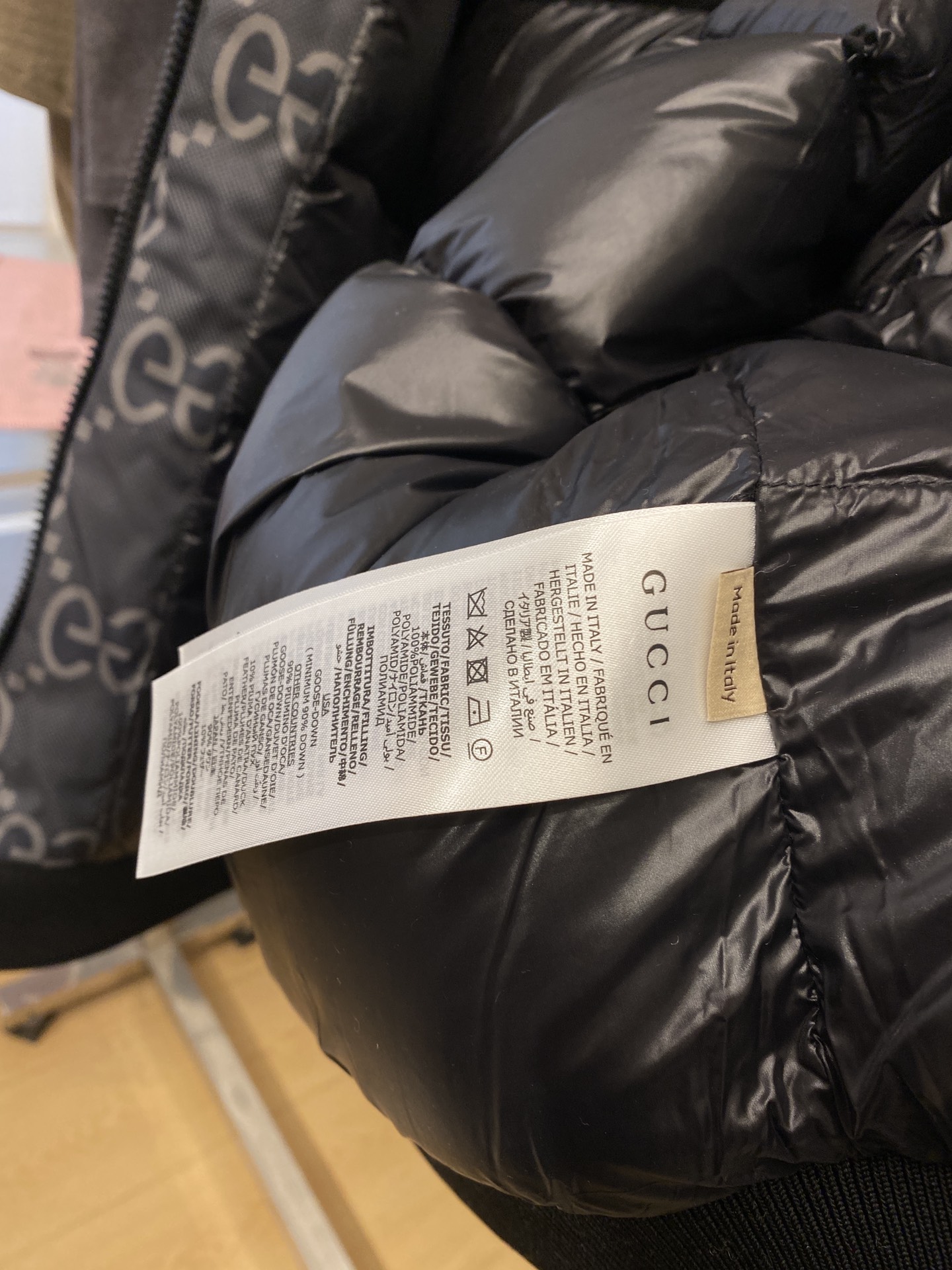 古奇、最新款男士轻薄羽绒服、面料柔软舒适 ．上身版型超赞 ．拉链．辅料都是客供 、进口面料，轻便舒适，保