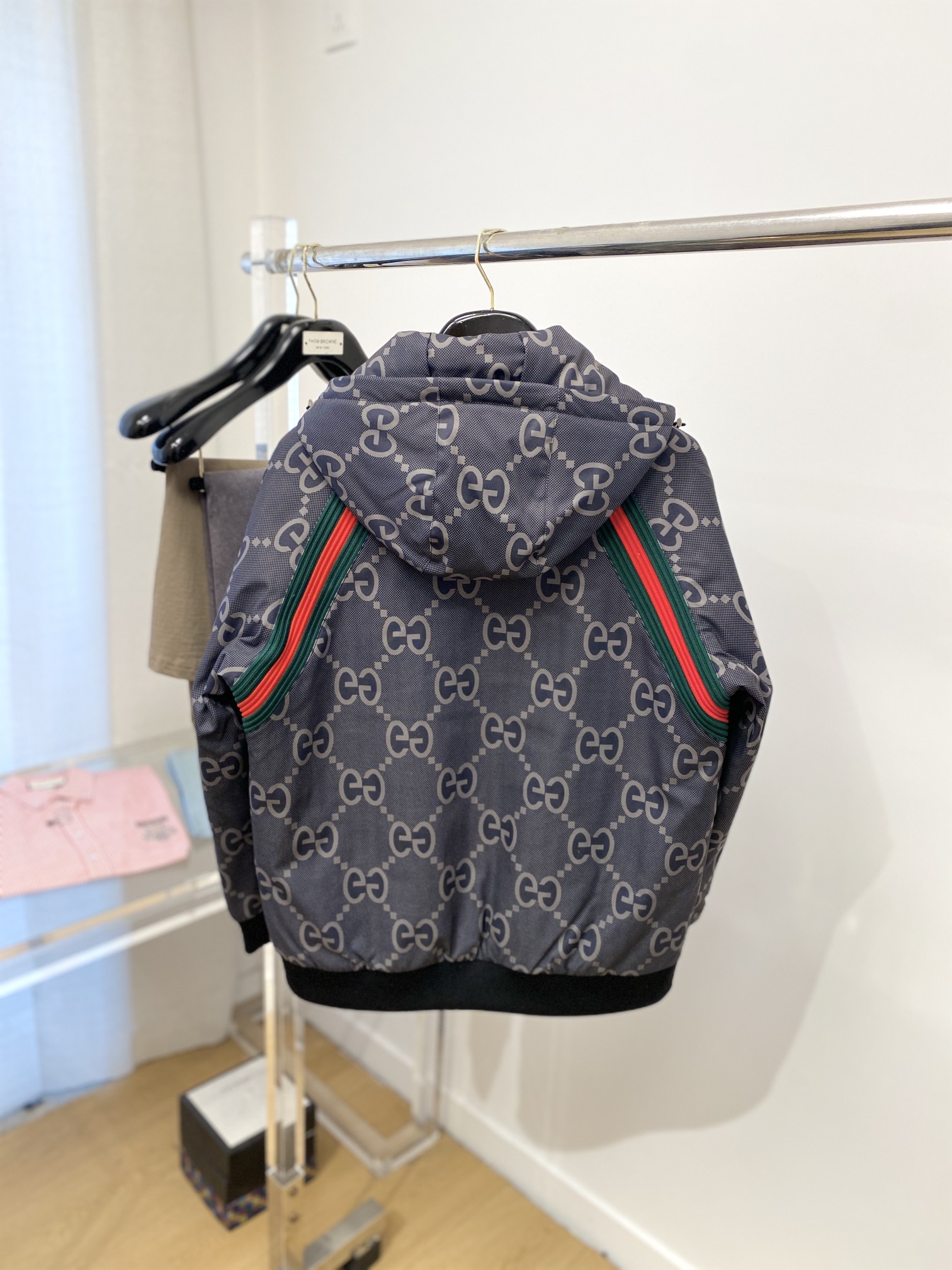 古奇、最新款男士轻薄羽绒服、面料柔软舒适 ．上身版型超赞 ．拉链．辅料都是客供 、进口面料，轻便舒适，保
