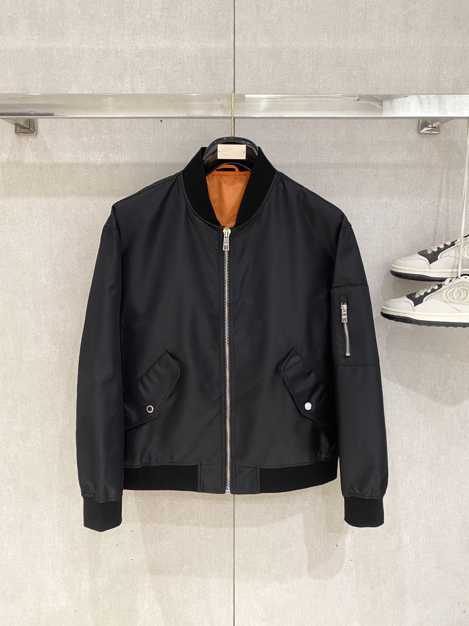 普拉达、2025新品夹克外套，时尚帅气，简约百搭款，后背五金装饰三角标logo，定制原版面料，不仅挺括，
