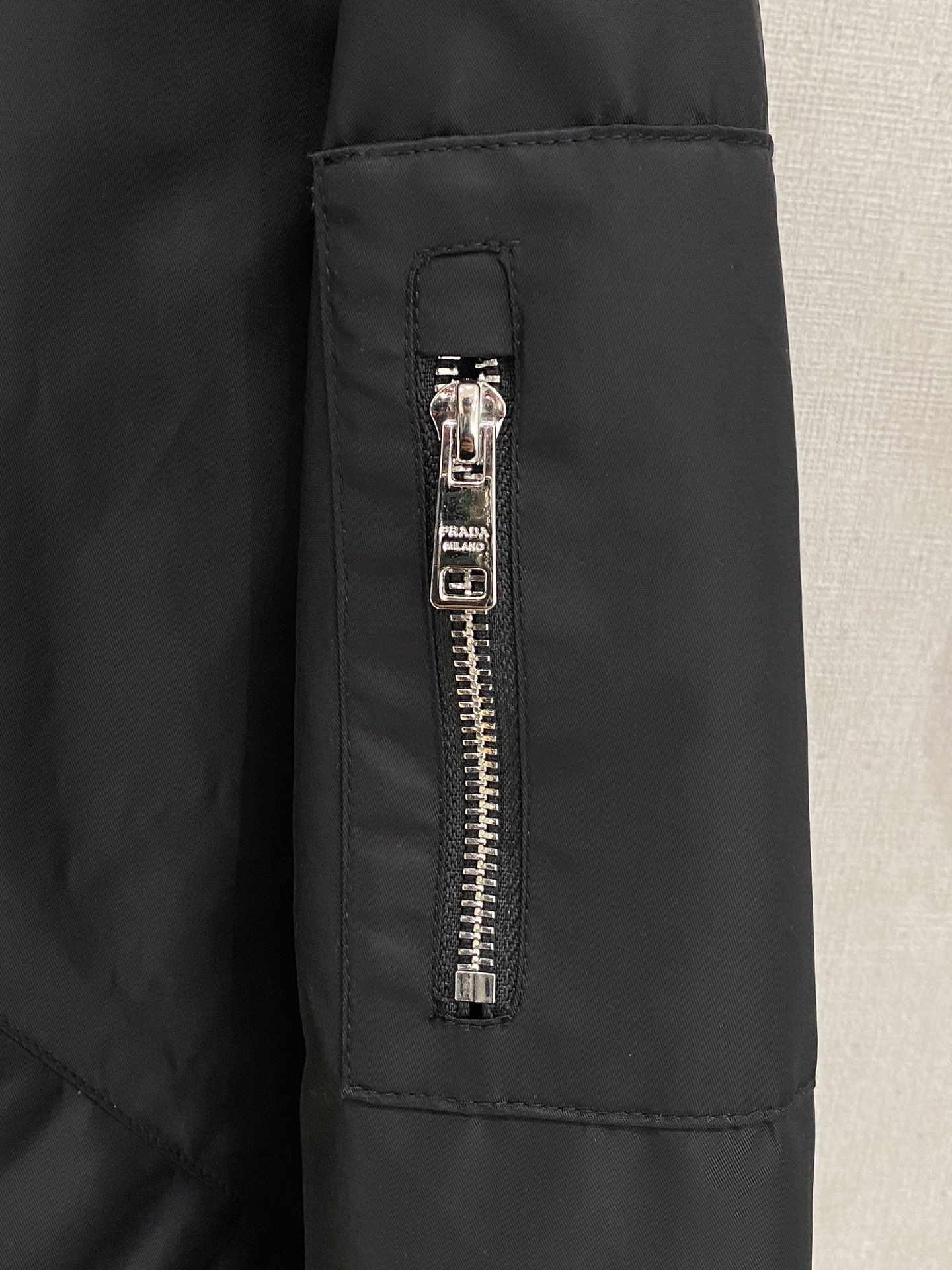 普拉达、2025新品夹克外套，时尚帅气，简约百搭款，后背五金装饰三角标logo，定制原版面料，不仅挺括，