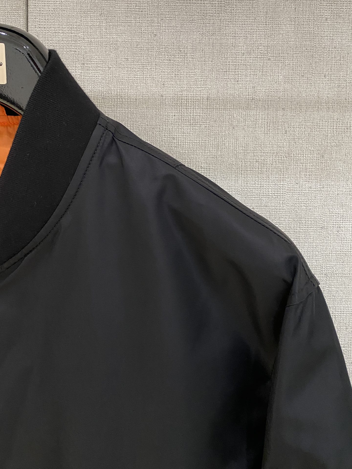 普拉达、2025新品夹克外套，时尚帅气，简约百搭款，后背五金装饰三角标logo，定制原版面料，不仅挺括，