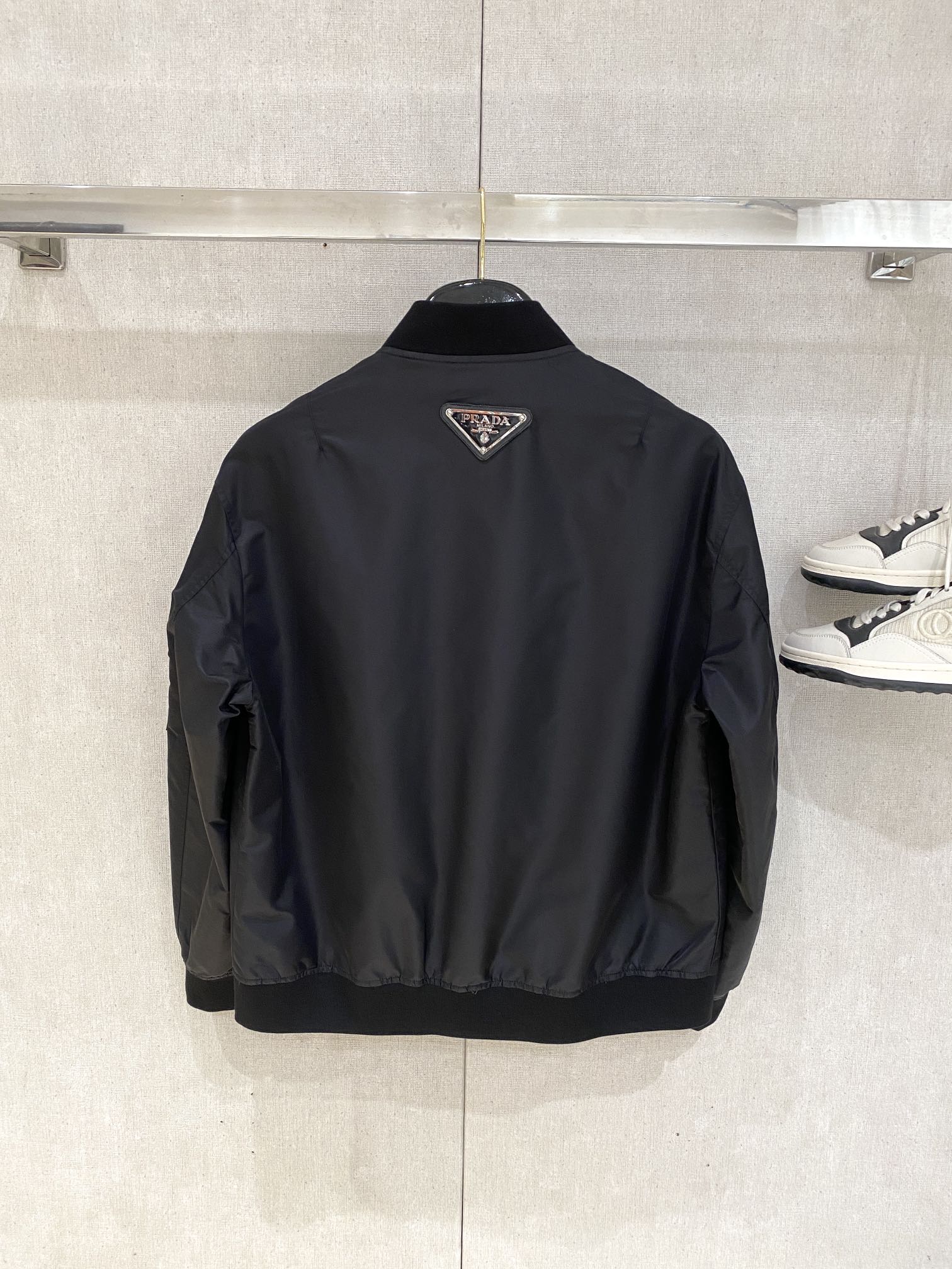 普拉达、2025新品夹克外套，时尚帅气，简约百搭款，后背五金装饰三角标logo，定制原版面料，不仅挺括，