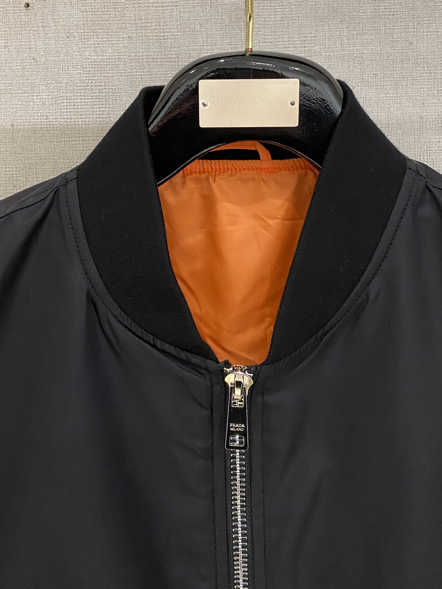普拉达、2025新品夹克外套，时尚帅气，简约百搭款，后背五金装饰三角标logo，定制原版面料，不仅挺括，