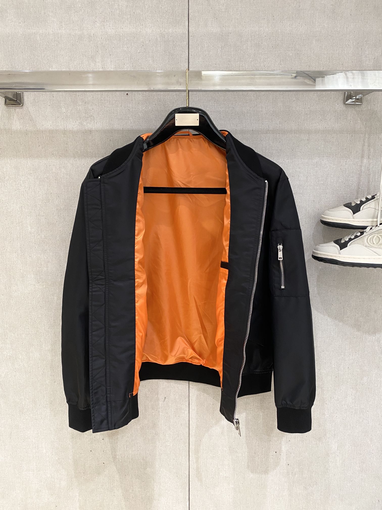 普拉达、2025新品夹克外套，时尚帅气，简约百搭款，后背五金装饰三角标logo，定制原版面料，不仅挺括，