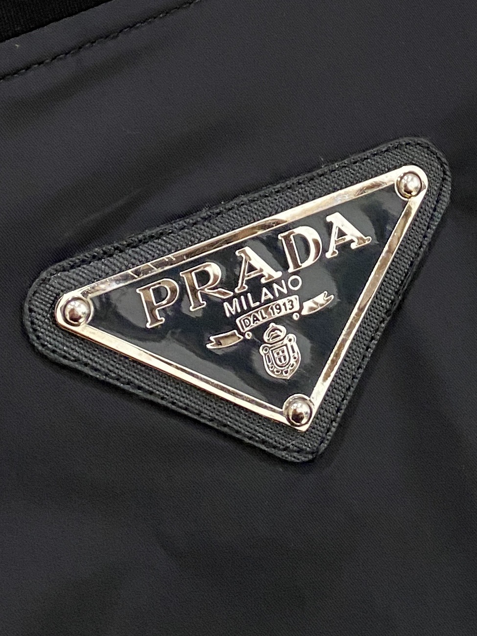 普拉达、2025新品夹克外套，时尚帅气，简约百搭款，后背五金装饰三角标logo，定制原版面料，不仅挺括，