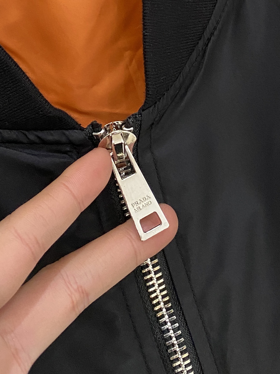 普拉达、2025新品夹克外套，时尚帅气，简约百搭款，后背五金装饰三角标logo，定制原版面料，不仅挺括，