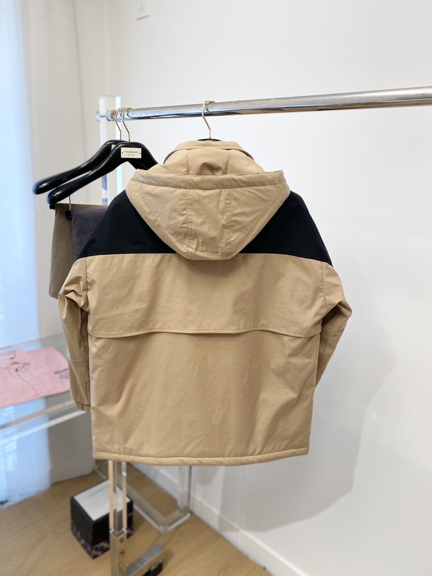 ￼ 巴宝莉、2025最新款男士轻薄羽绒服、面料柔软舒适 ．上身版型超赞 ．拉链．辅料都是客供 、进口面料