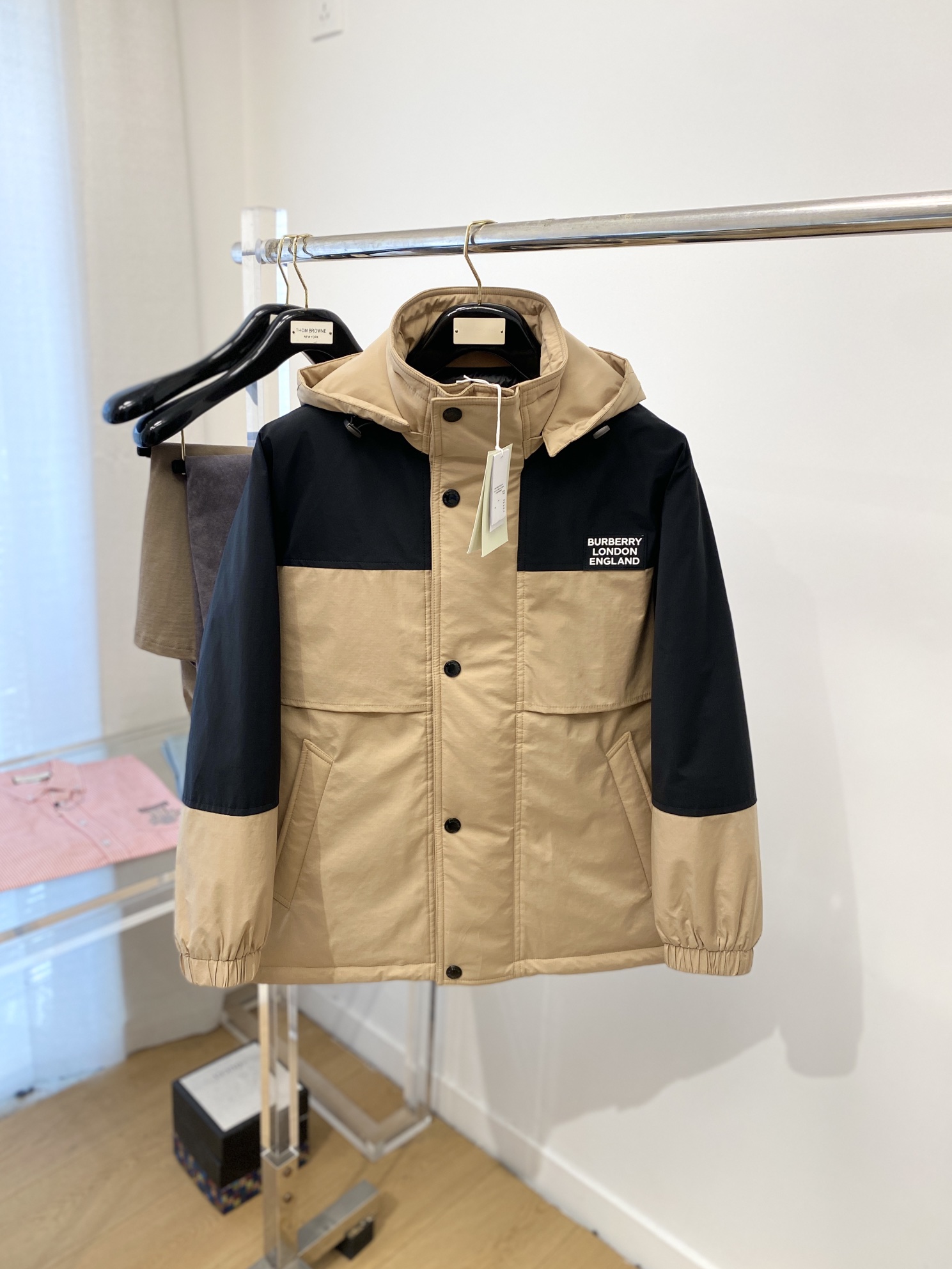￼ 巴宝莉、2025最新款男士轻薄羽绒服、面料柔软舒适 ．上身版型超赞 ．拉链．辅料都是客供 、进口面料