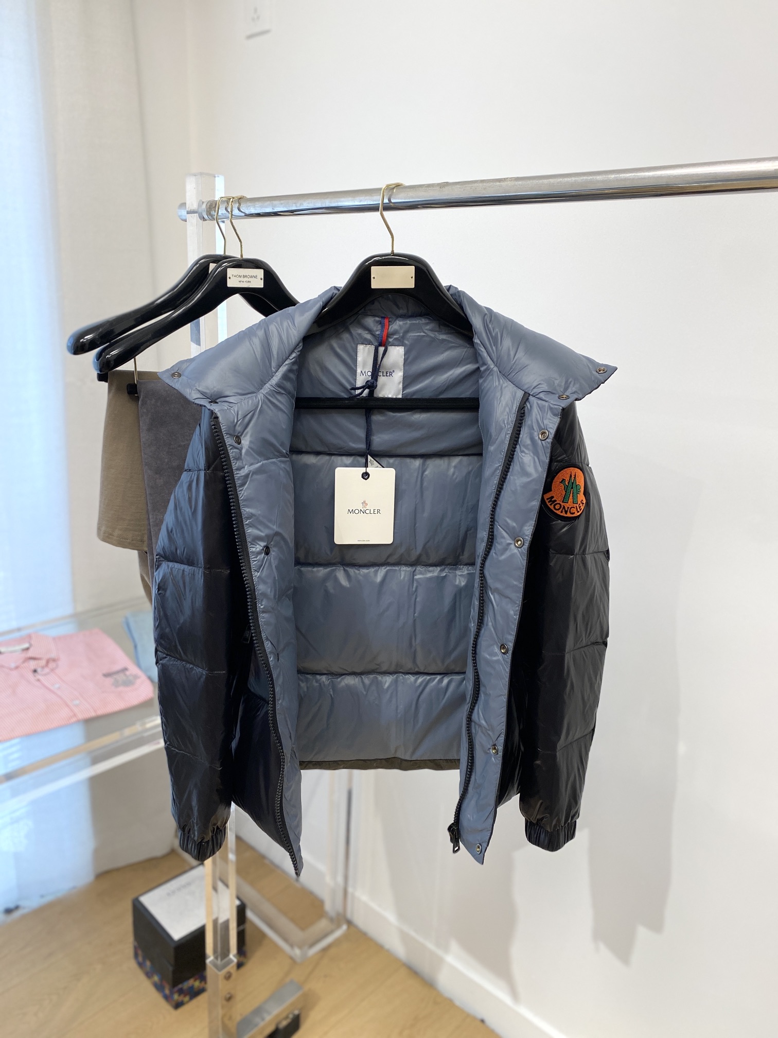蒙口、2025最新款男士轻薄羽绒服、面料柔软舒适 ．上身版型超赞 ．拉链．辅料都是客供 、进口面料，轻便