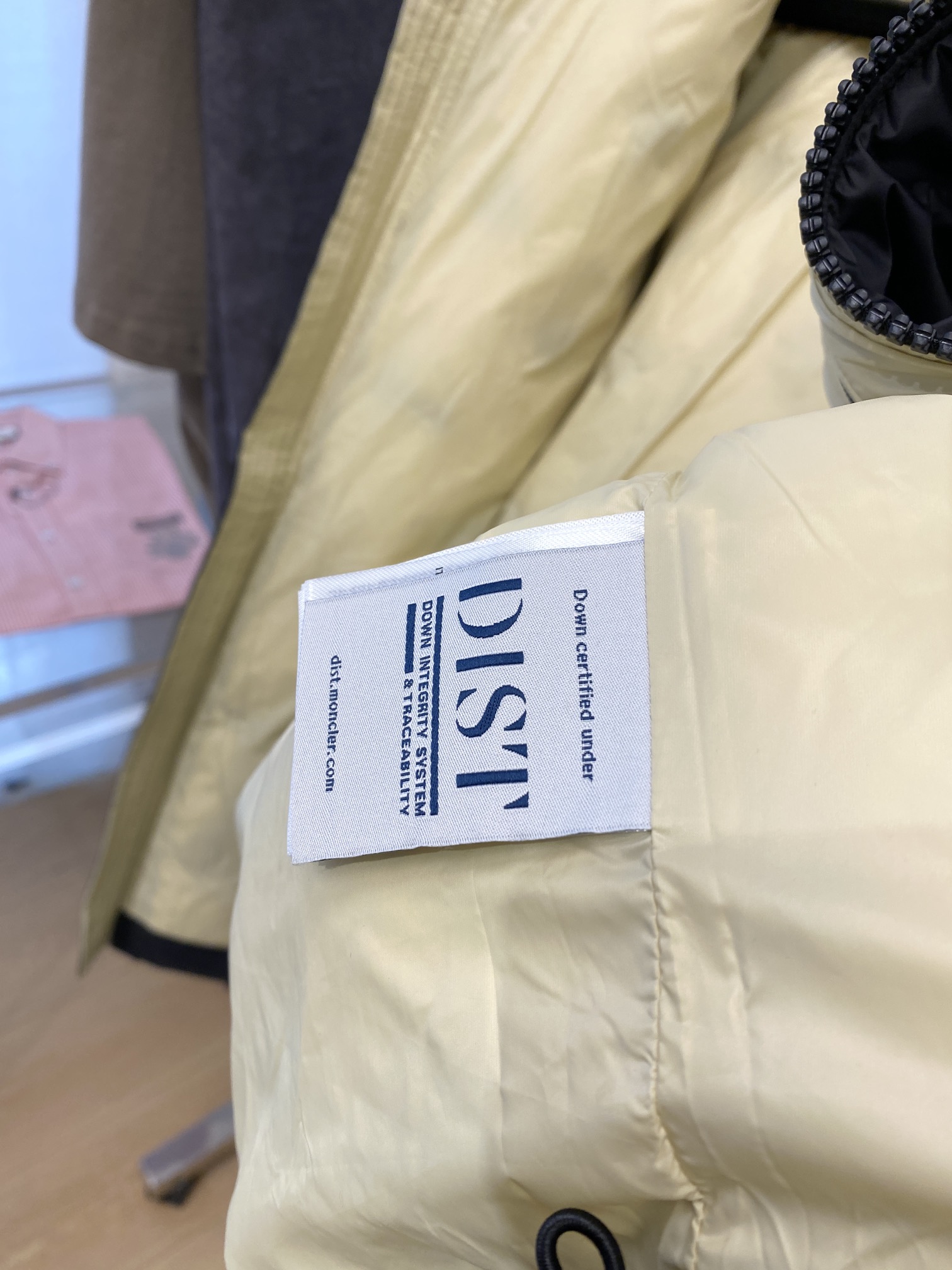 蒙口、2025最新款男士轻薄羽绒服、面料柔软舒适 ．上身版型超赞 ．拉链．辅料都是客供 、进口面料，轻便